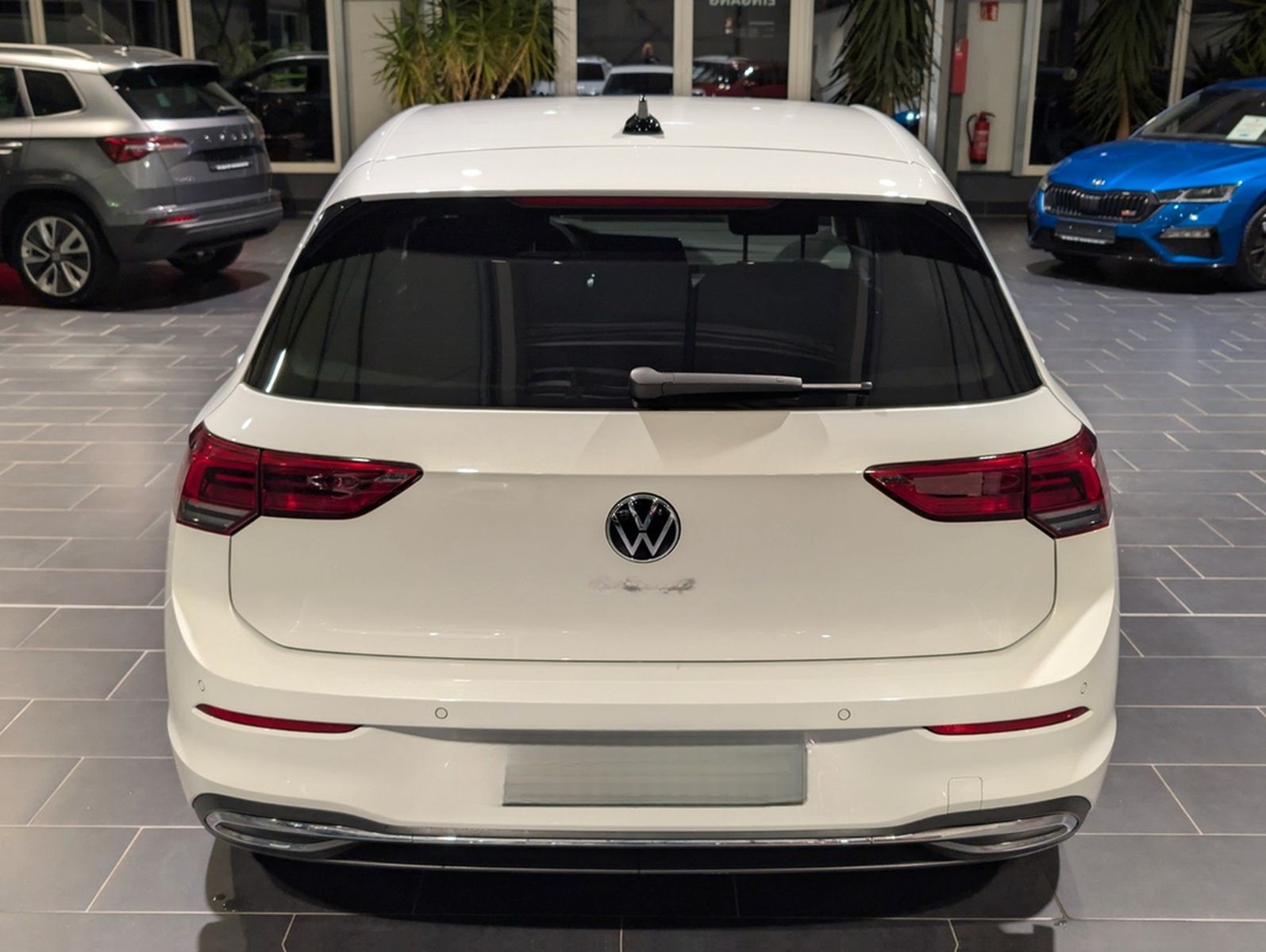 Volkswagen Golf 2.0 TDI SCR DSG Active AHK Navi LED foto 4