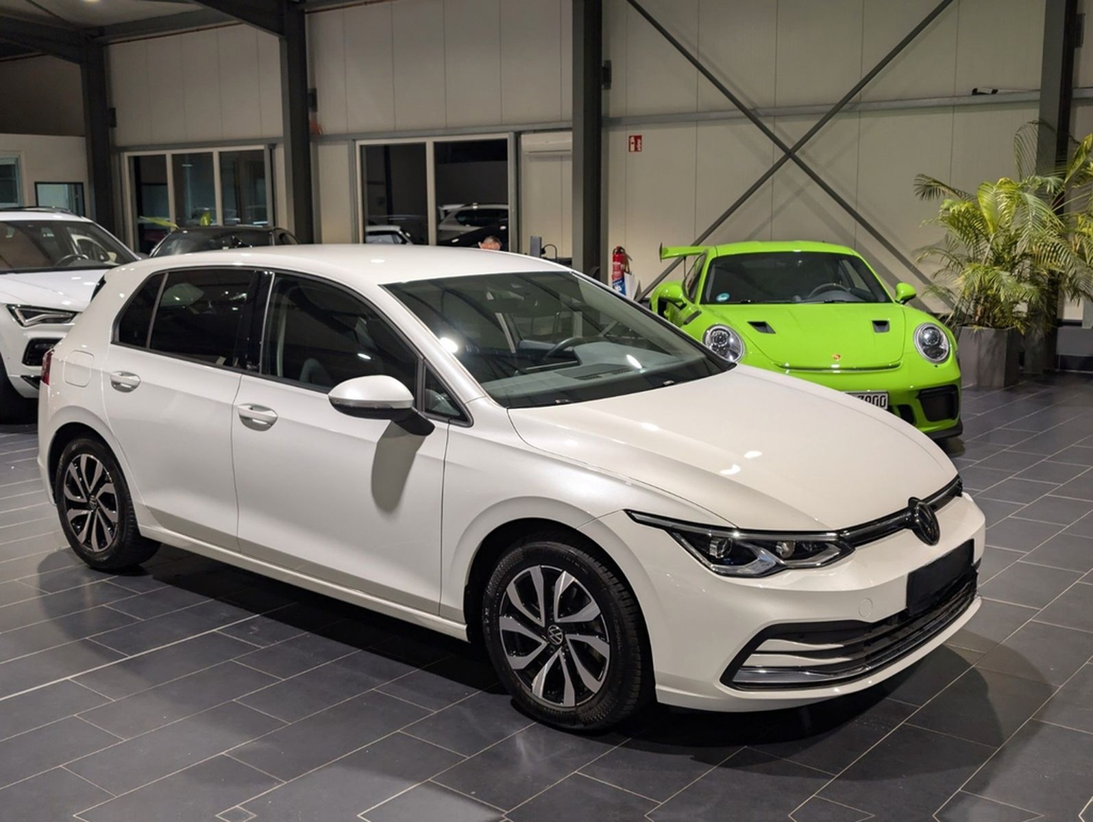 Volkswagen Golf 2.0 TDI SCR DSG Active AHK Navi LED foto 5