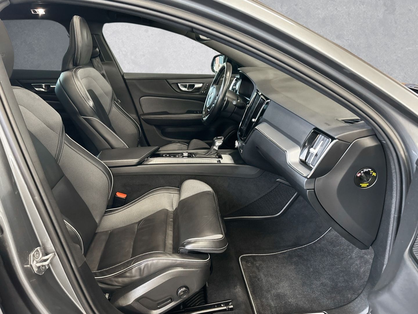 Volvo V60 R-Design D4 Pano/ACC/AHK/HUD foto 3