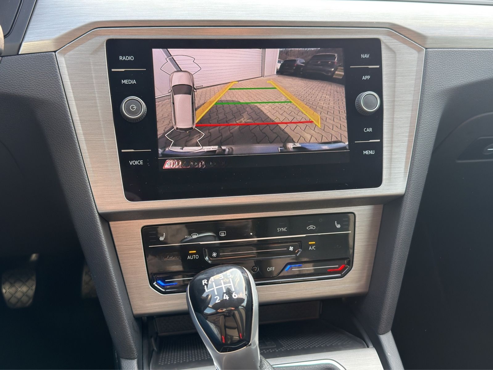 Volkswagen Passat Variant 1.5 TSI Navi APP LED RFK PDC SHZ foto 18