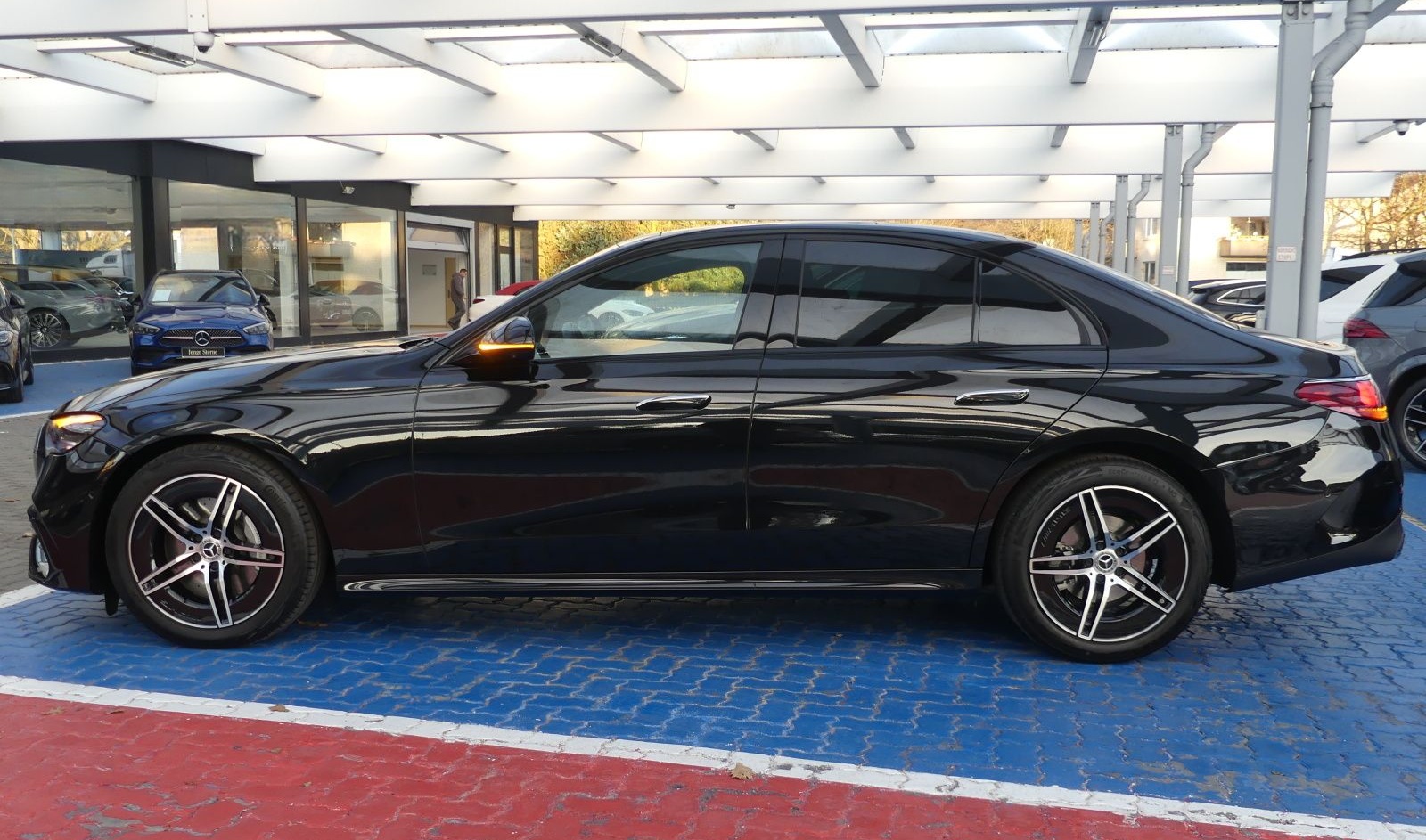 Mercedes-Benz E 220d AMG +Advance+Panorama+360°+Distronic+LED+ foto 3