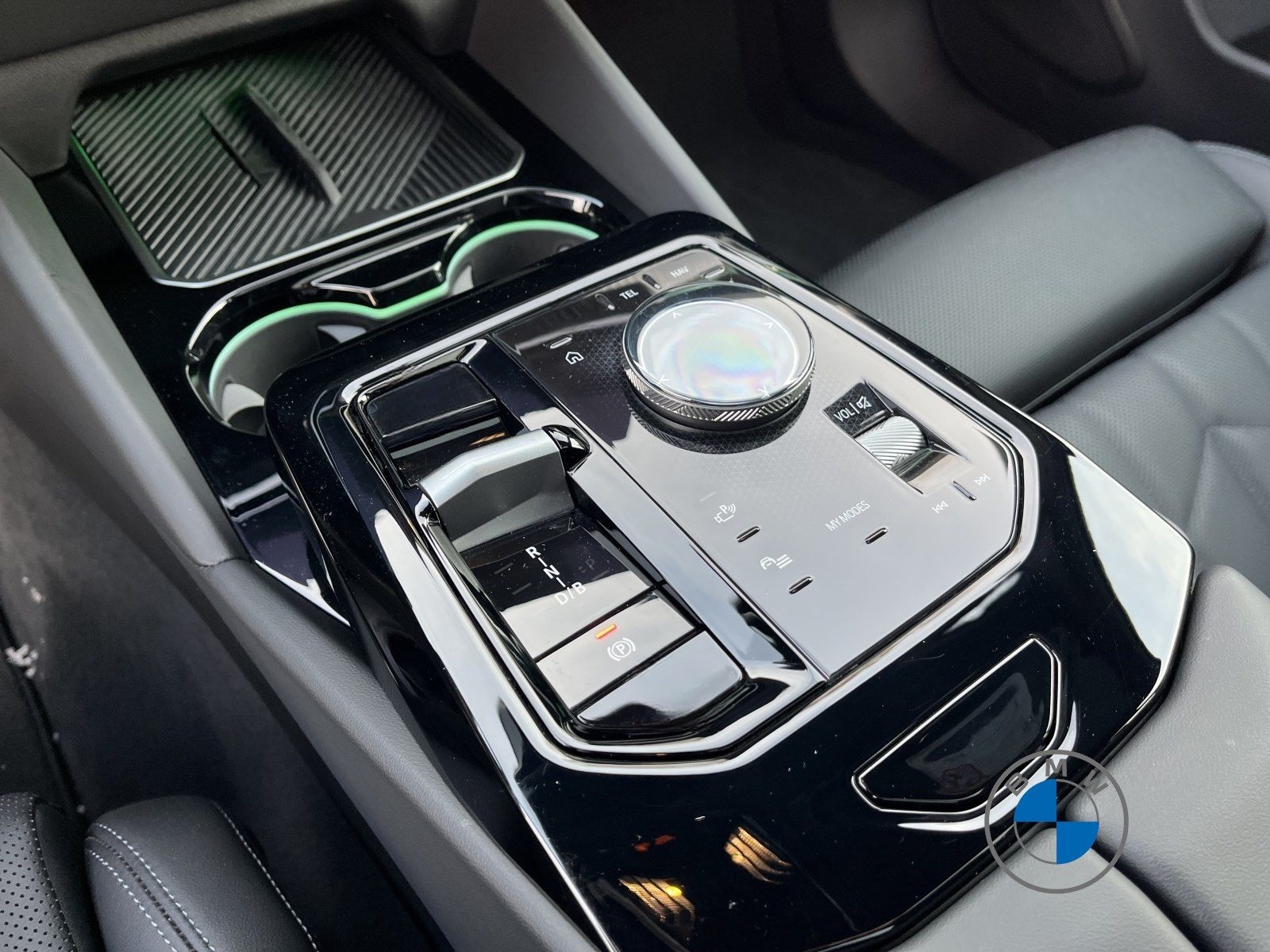 BMW i5 M60 xDrive M Sport 20" Pano Sitzbelüft. H&K M foto 14