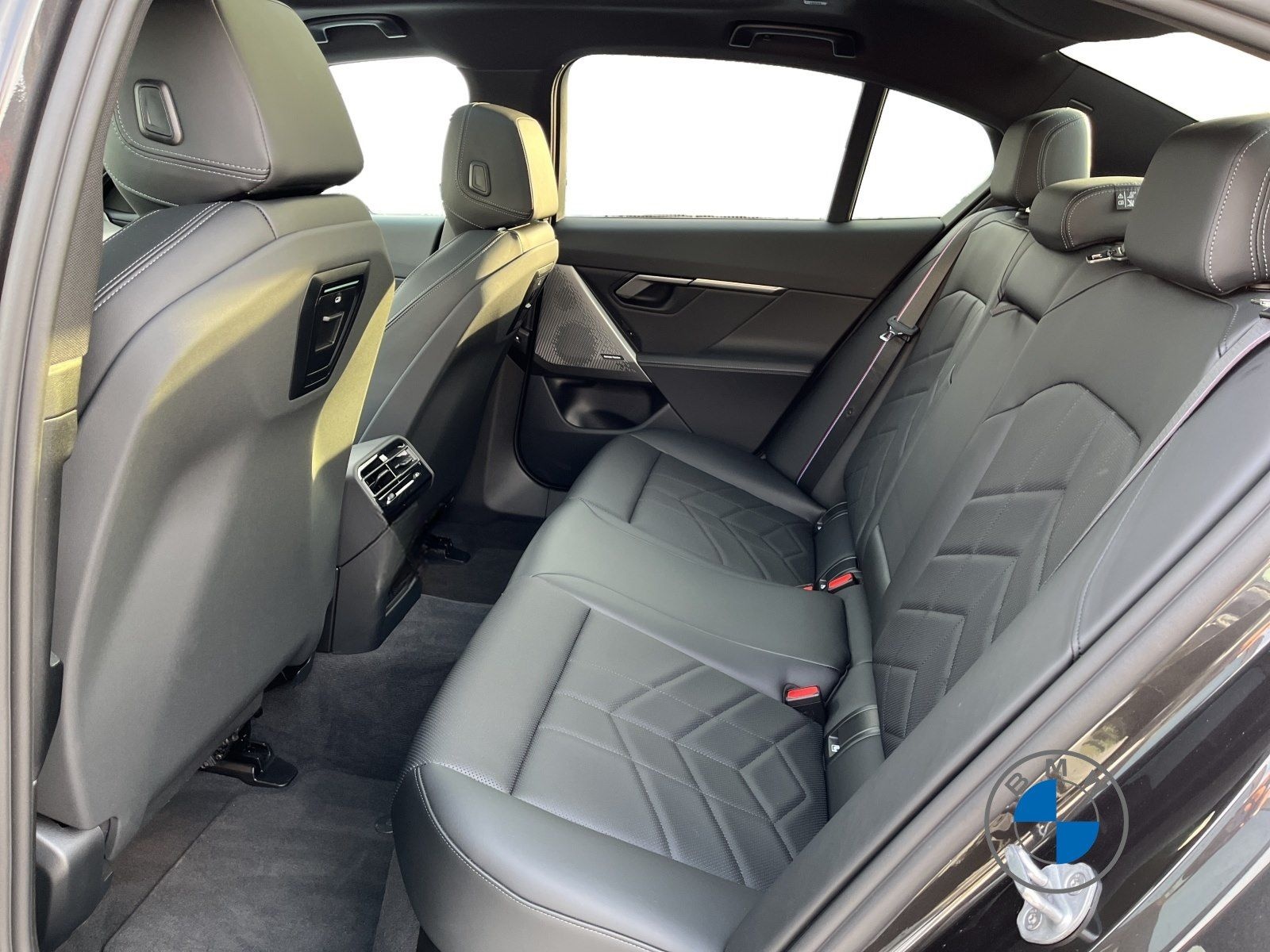 BMW i5 M60 xDrive M Sport 20" Pano Sitzbelüft. H&K M foto 15