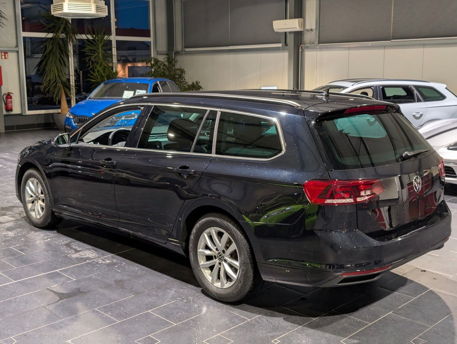 Volkswagen Passat Variant 2.0 TDI SCR DSG Business AHK LED foto 2