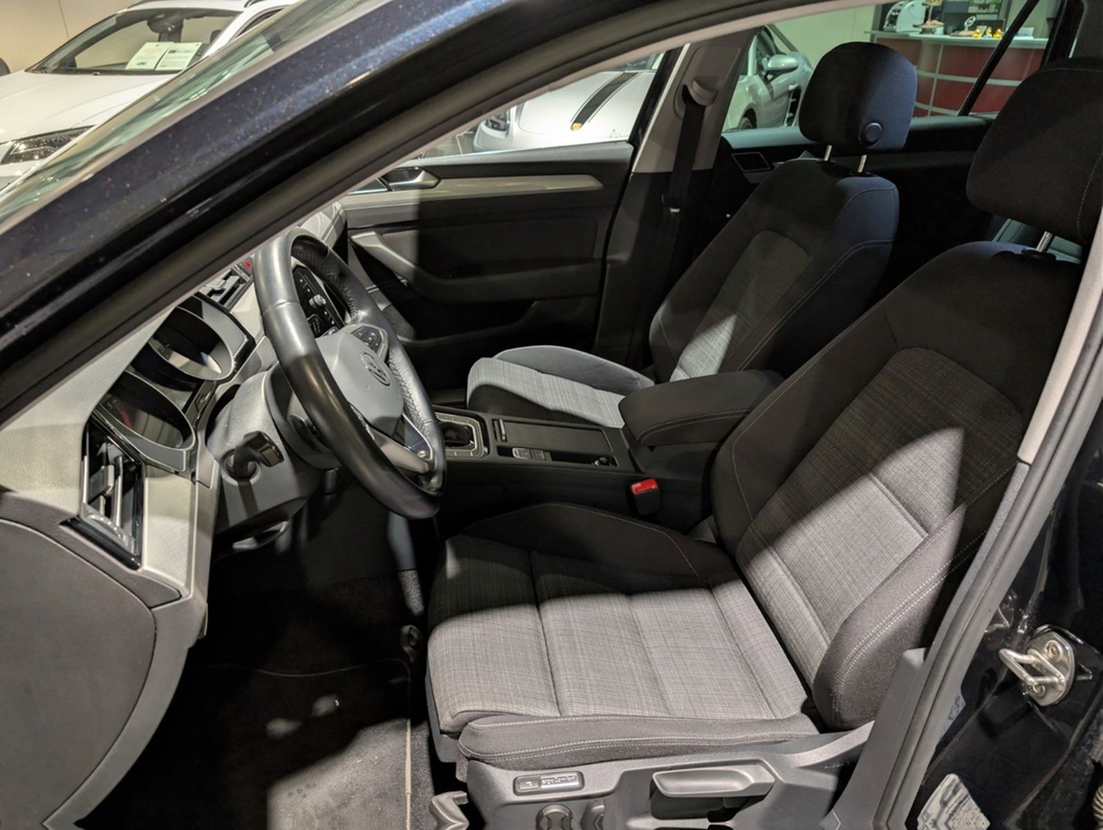 Volkswagen Passat Variant 2.0 TDI SCR DSG Business AHK LED foto 8