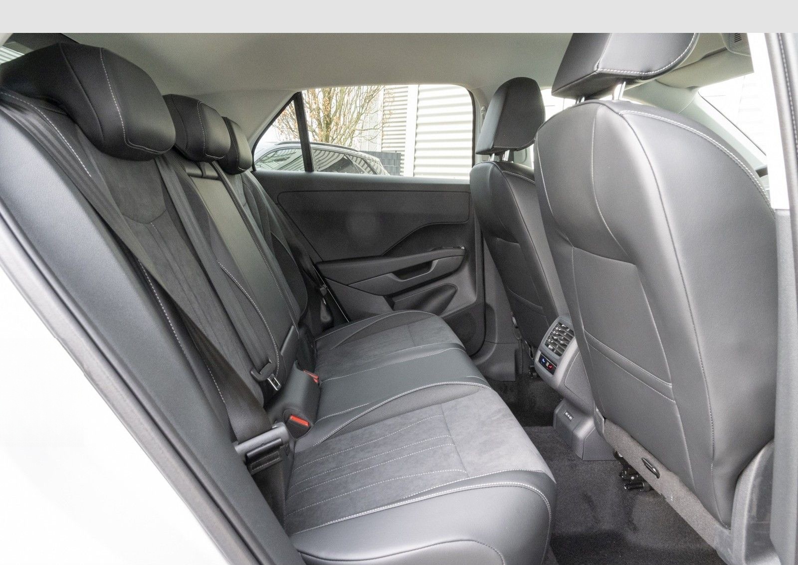 Volkswagen T-Roc Style 1.5 l eTSI DSG UPE EUR 48.945,- incl foto 10