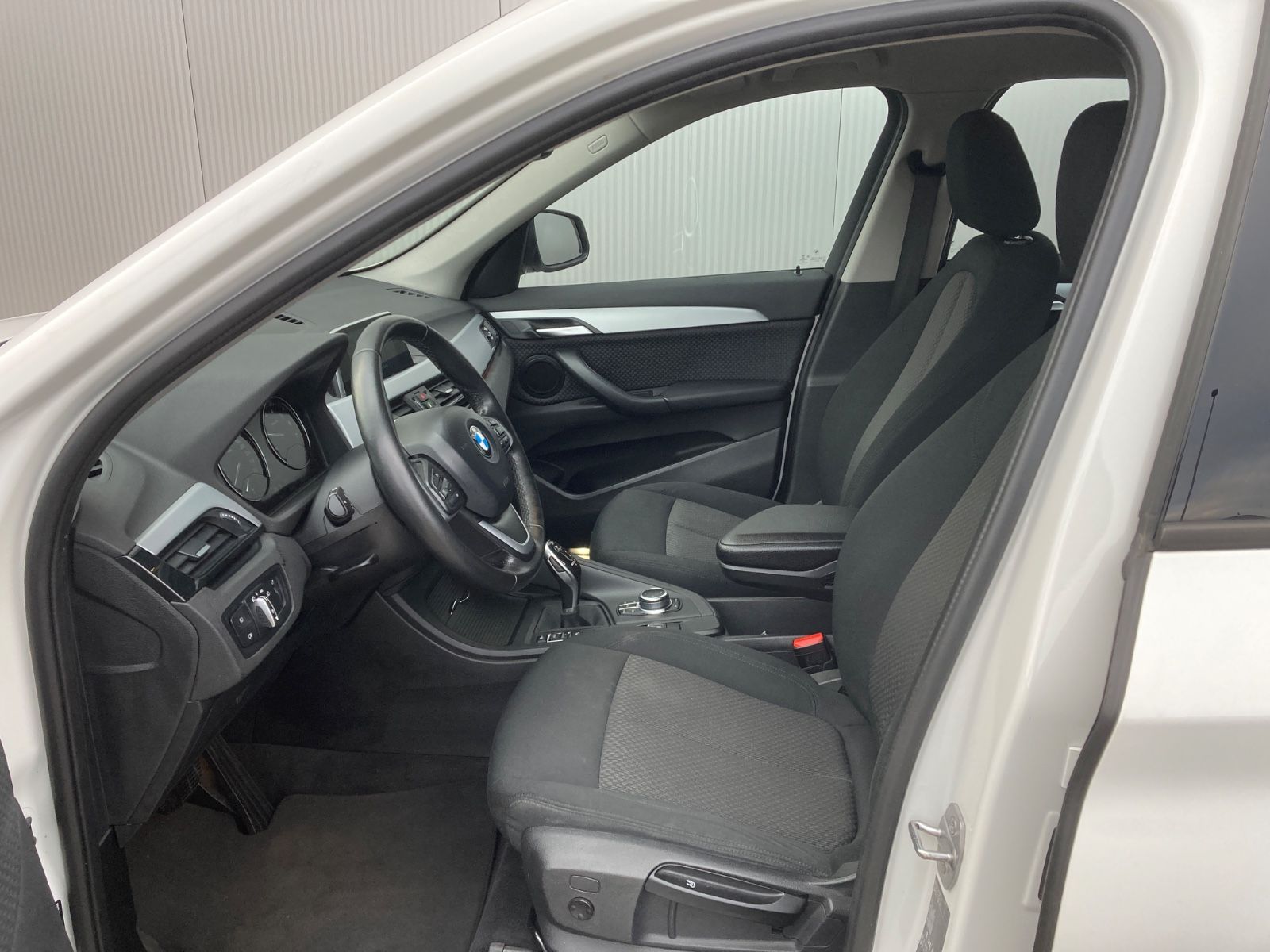 BMW X1 sDrive18iA*Dachreling*PDC*Navi*Kamera foto 11