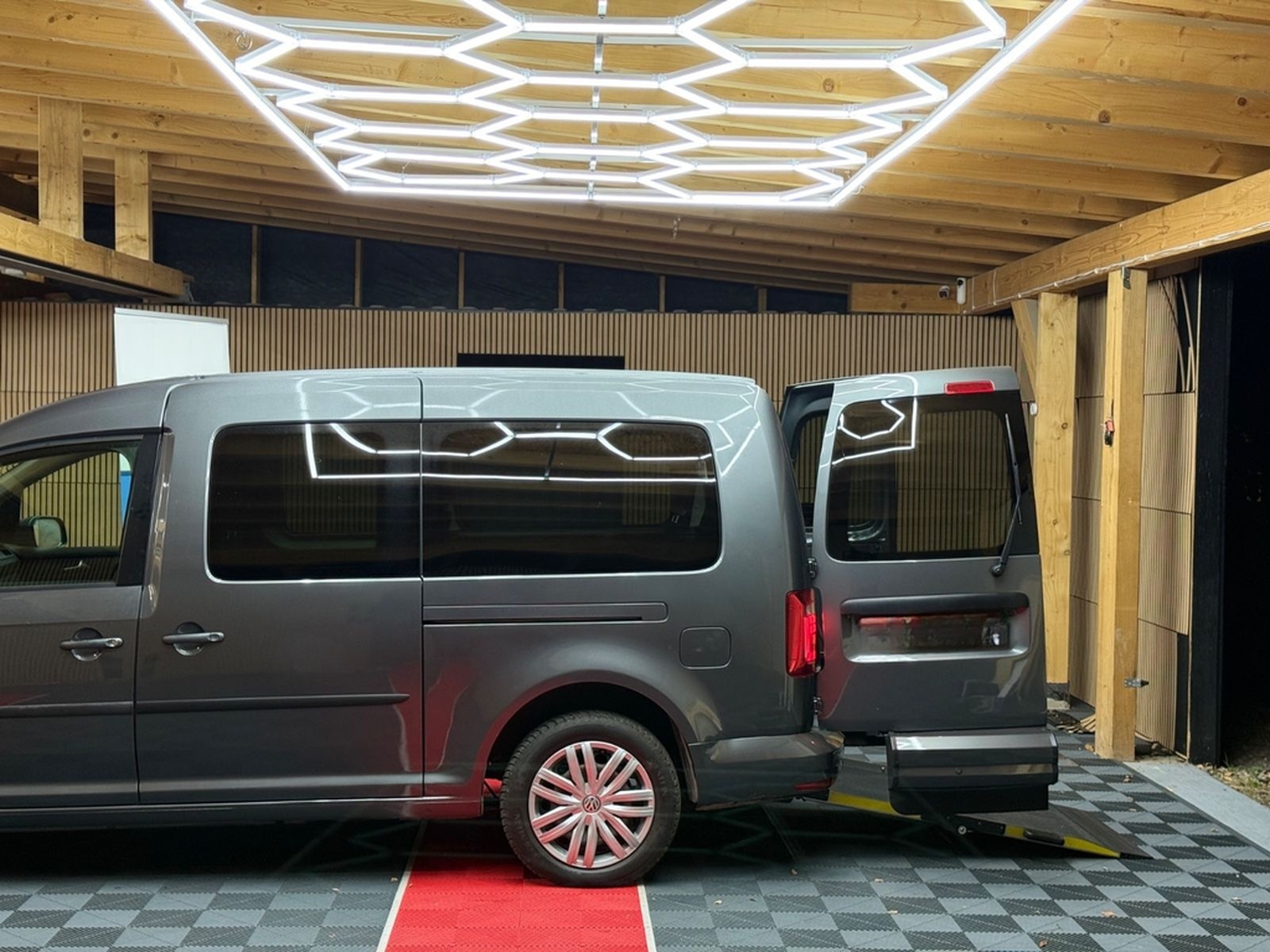 Volkswagen Caddy Maxi Behindertengerecht-Rampe foto 25
