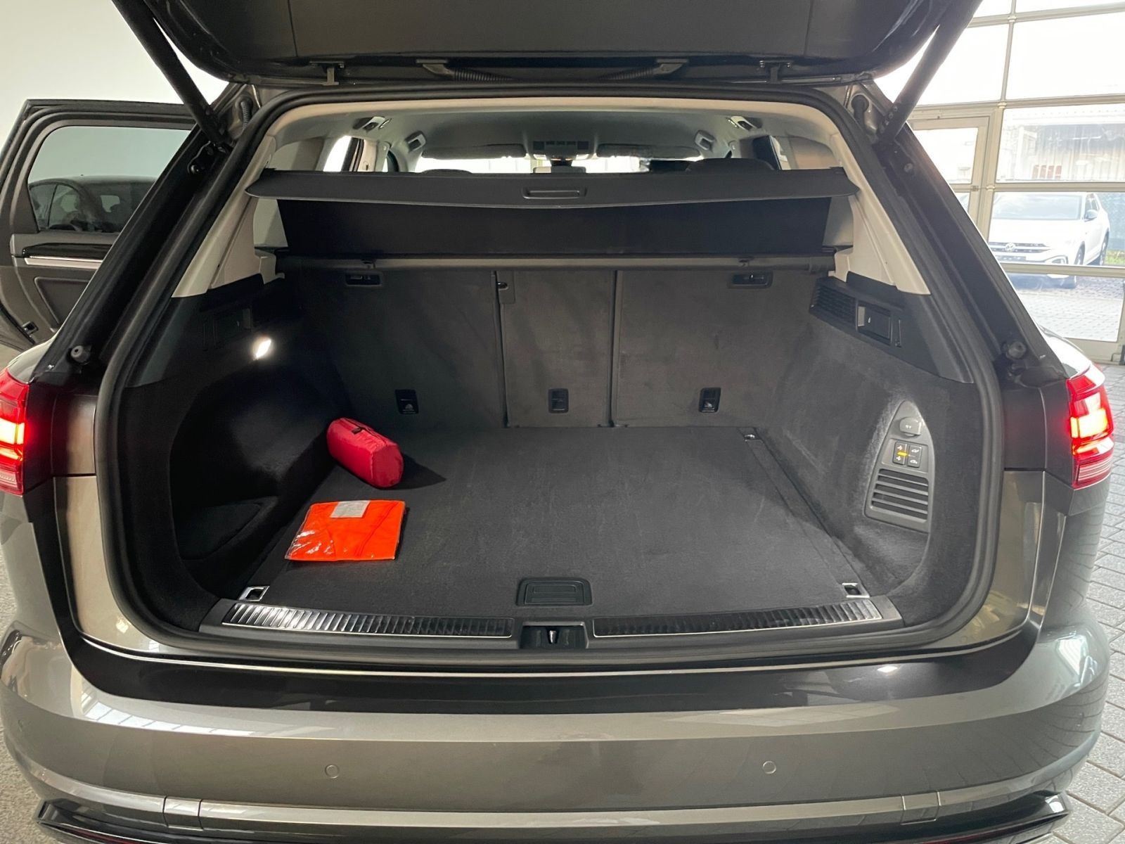 Volkswagen Touareg Elegance 3.0TDI +R-LINE+AHK+LUFT+ foto 17