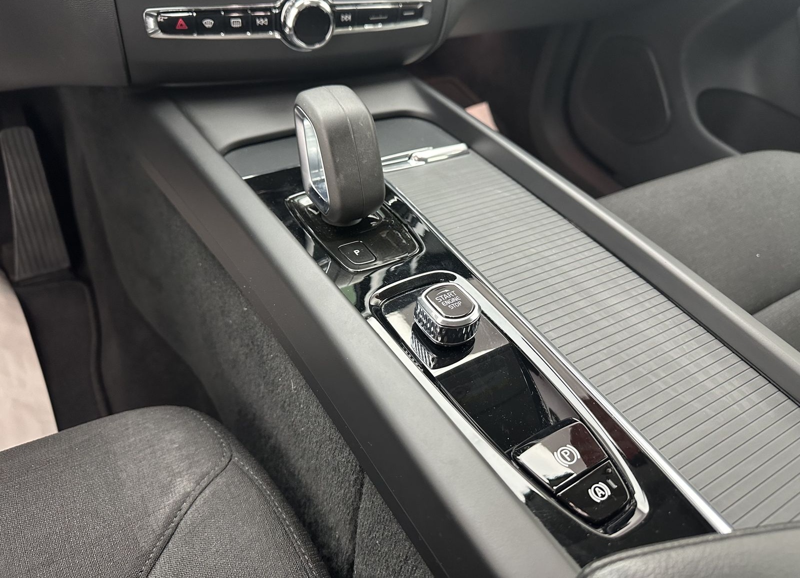 Volvo XC60 Momentum Pro 2WD "1 HAND-NAVI-CAM-SITZH" foto 17