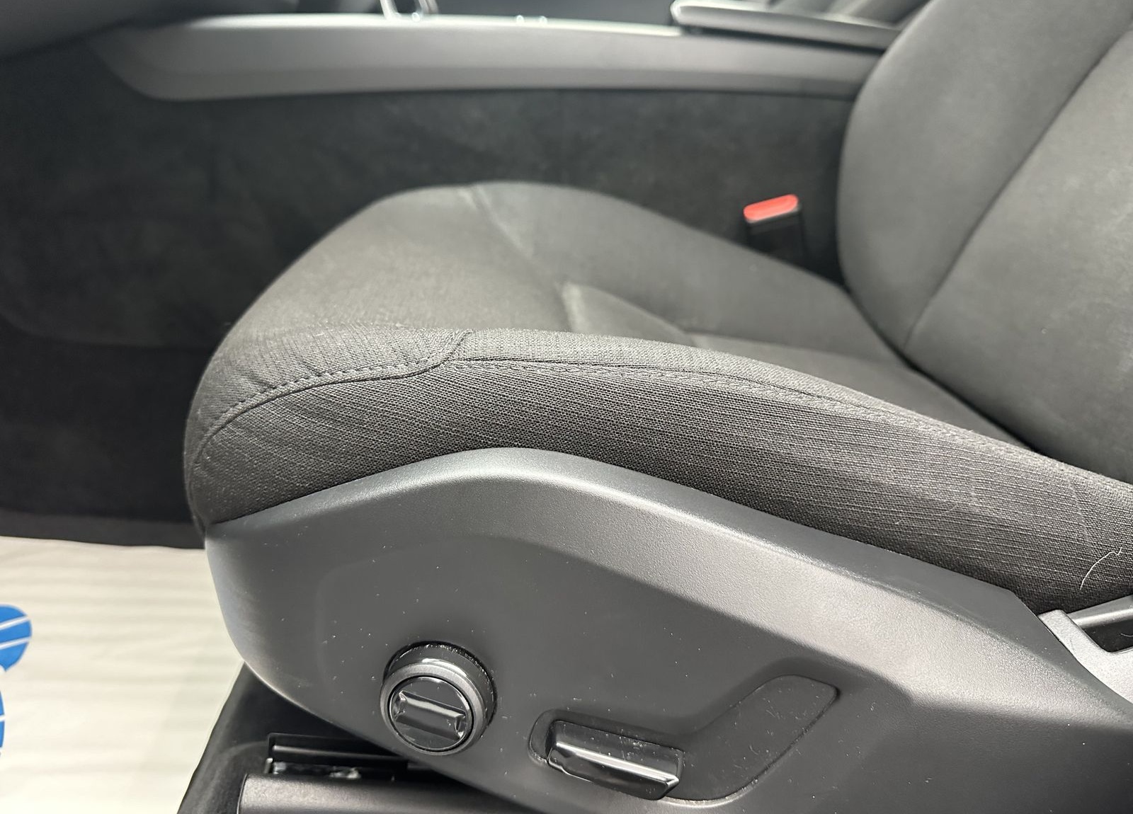 Volvo XC60 Momentum Pro 2WD "1 HAND-NAVI-CAM-SITZH" foto 21