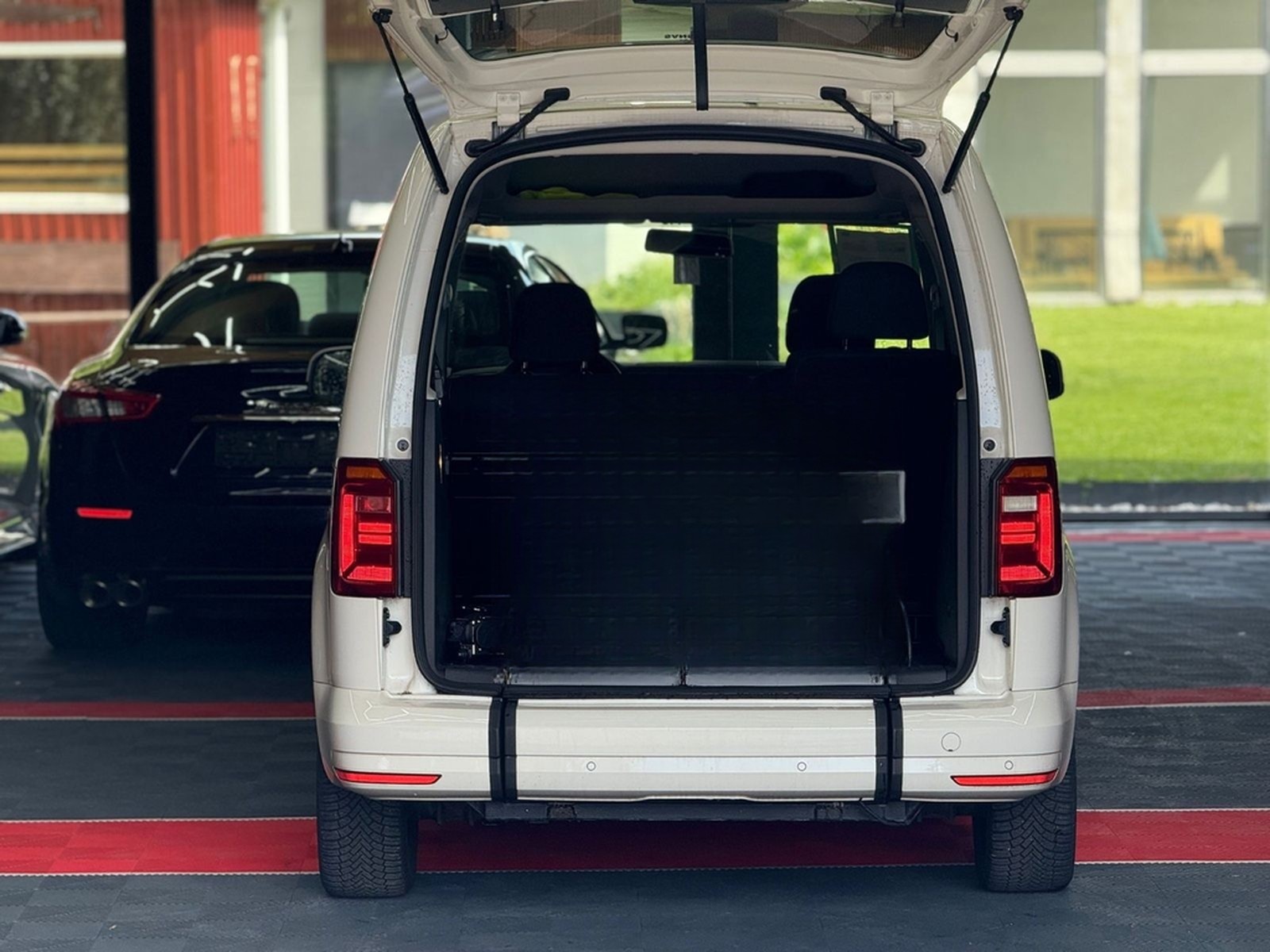 Volkswagen Caddy Behindertengerecht-Rampe foto 11