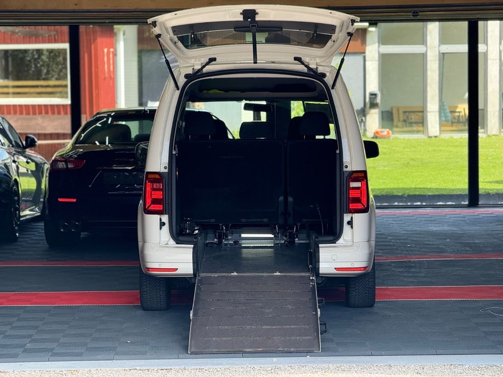 Volkswagen Caddy Behindertengerecht-Rampe foto 10