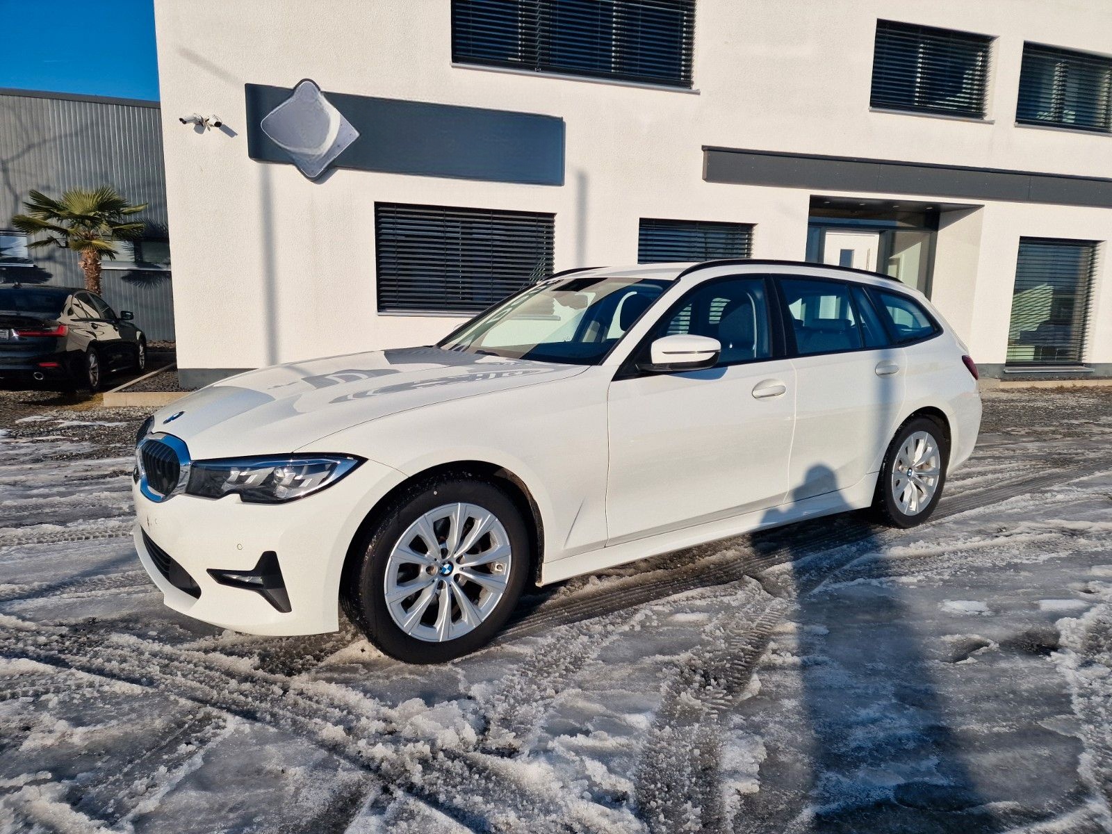 BMW 320d *AHK*Navi*LED*Komf.zuga.*gr. Tank*Fernl.Ass