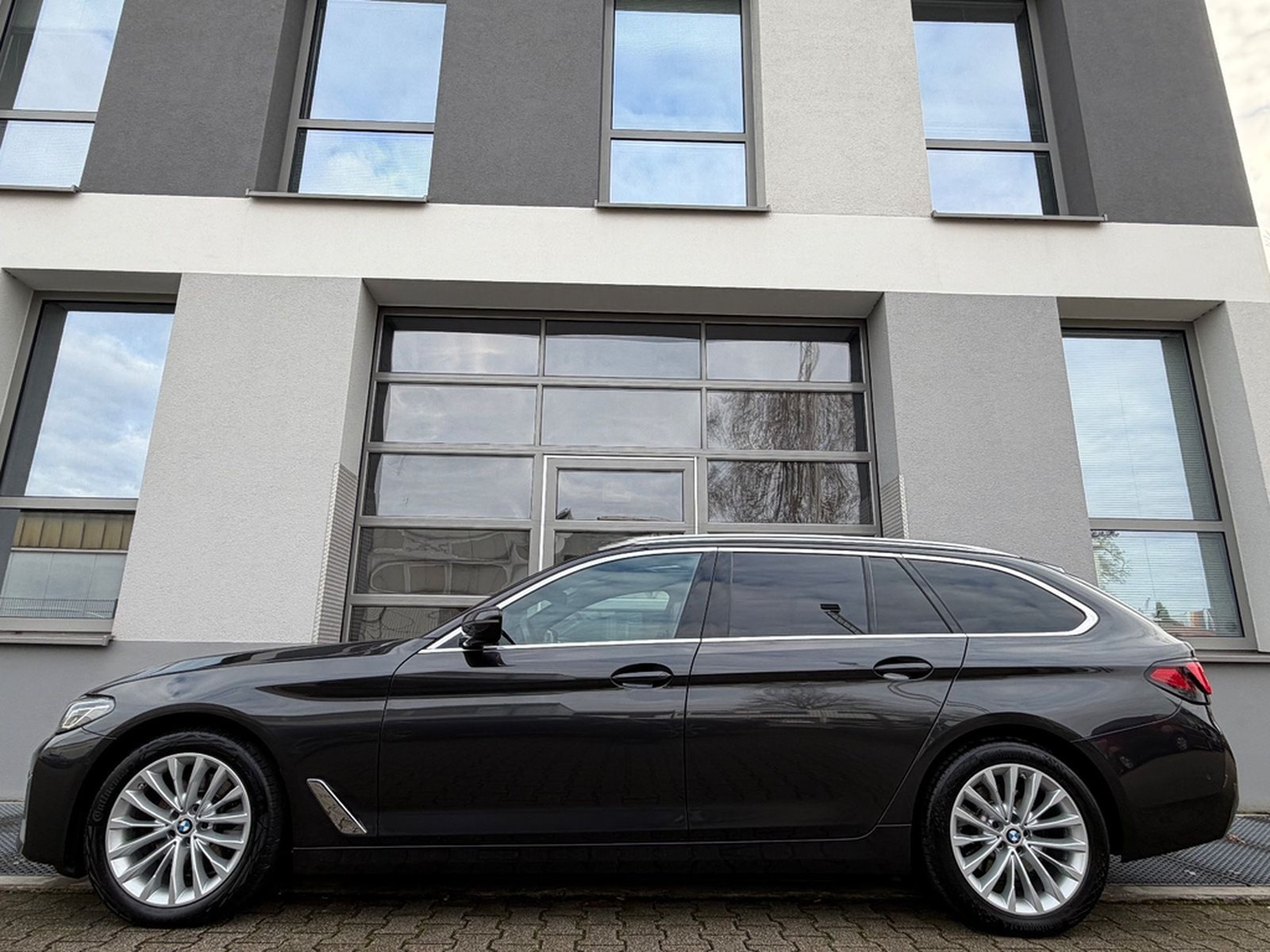 BMW 520d xD LUXURY*PANO*LASER*HARMAN*HUD*KAM*KEY*18' foto 3
