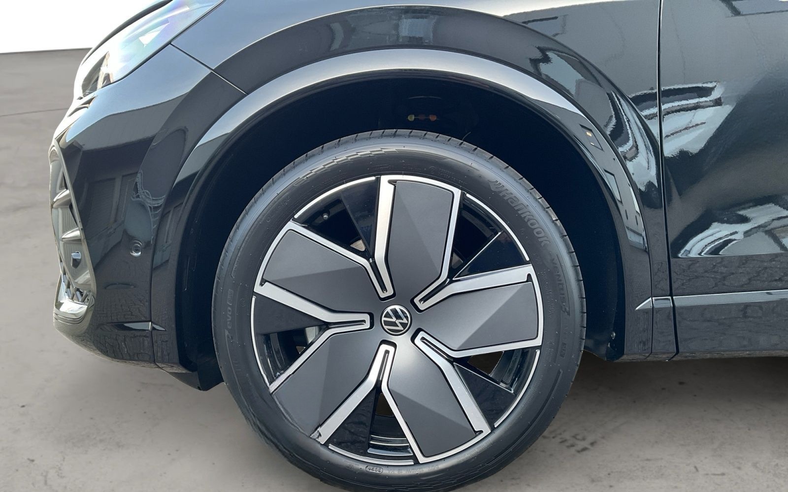 Volkswagen Tiguan R-Line 2.0 TSI DSG 4MOTION AHK 360° Pano foto 14