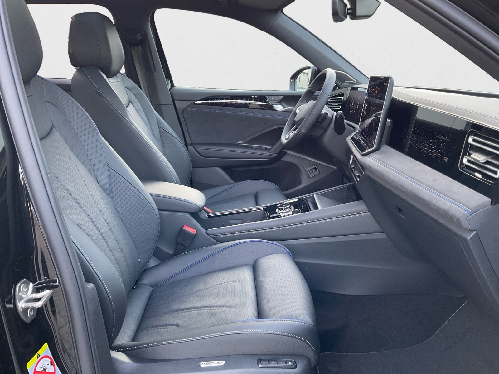 Volkswagen Tiguan R-Line 2.0 TSI DSG 4MOTION AHK 360° Pano foto 15