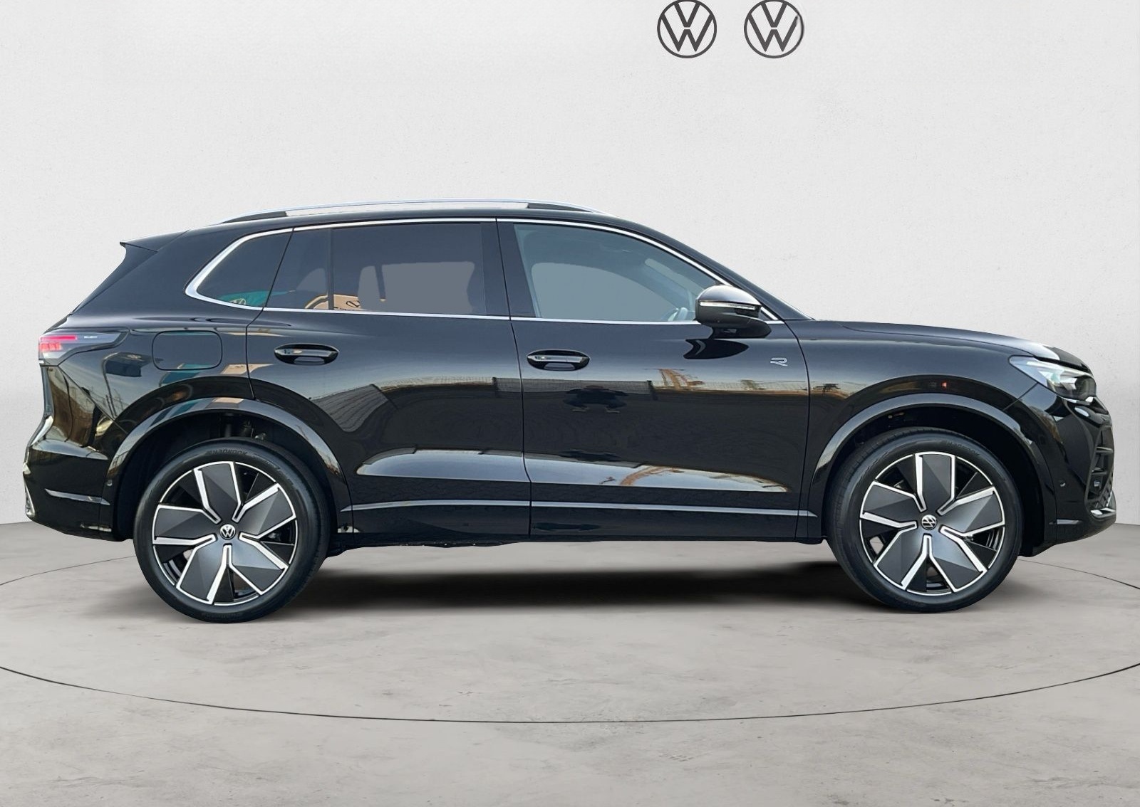 Volkswagen Tiguan R-Line 2.0 TSI DSG 4MOTION AHK 360° Pano foto 6