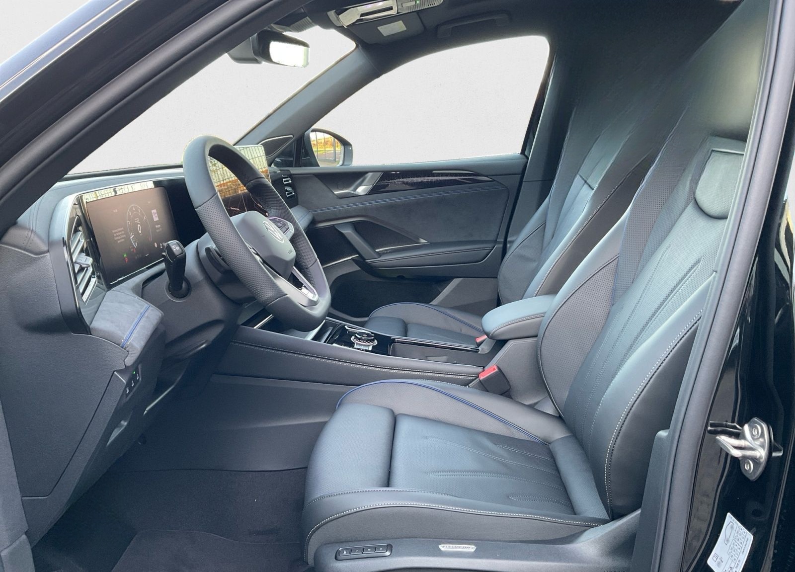 Volkswagen Tiguan R-Line 2.0 TSI DSG 4MOTION AHK 360° Pano foto 9
