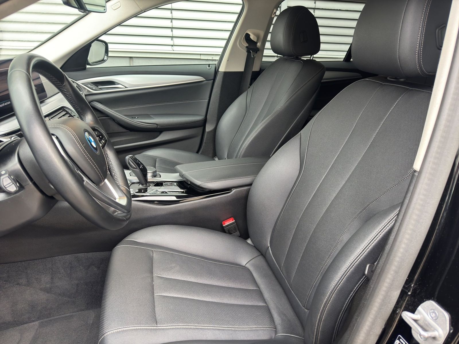 BMW 530e xDrive Tour. LED Navi HUD ParkAs BusinesPak foto 7