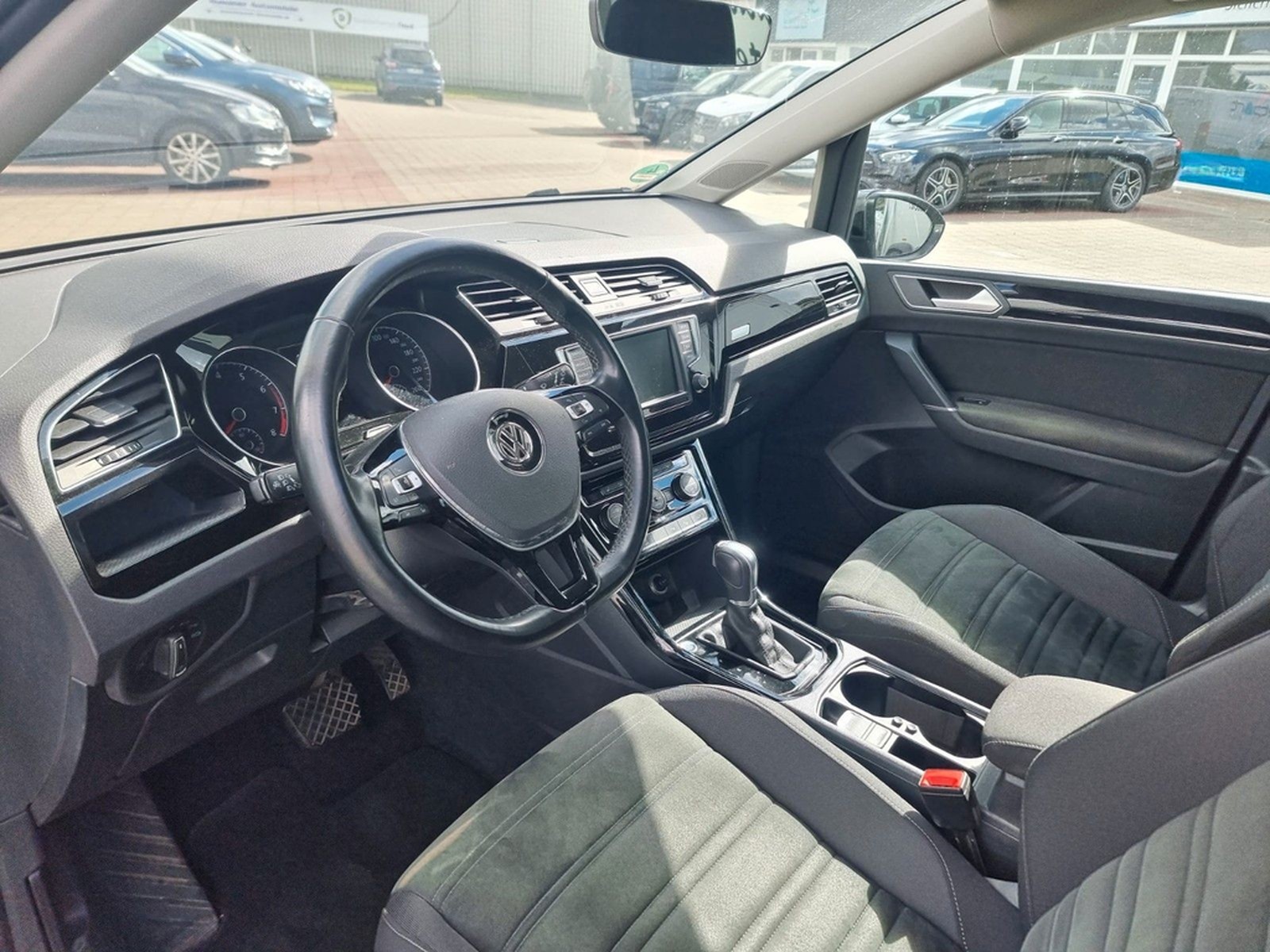 Volkswagen Touran Highline 1.4 DSG LED AHK NAVI ACC foto 8