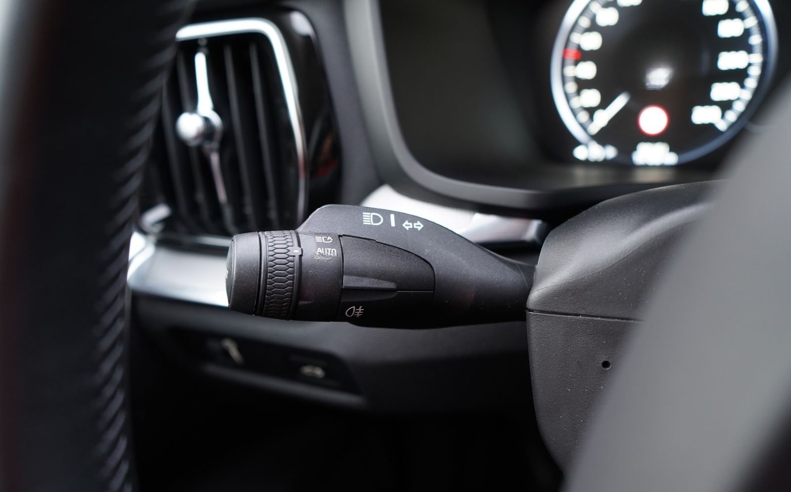 Volvo V60 Kombi 2.0 Inscription LED Navi Tempomat DAB foto 24