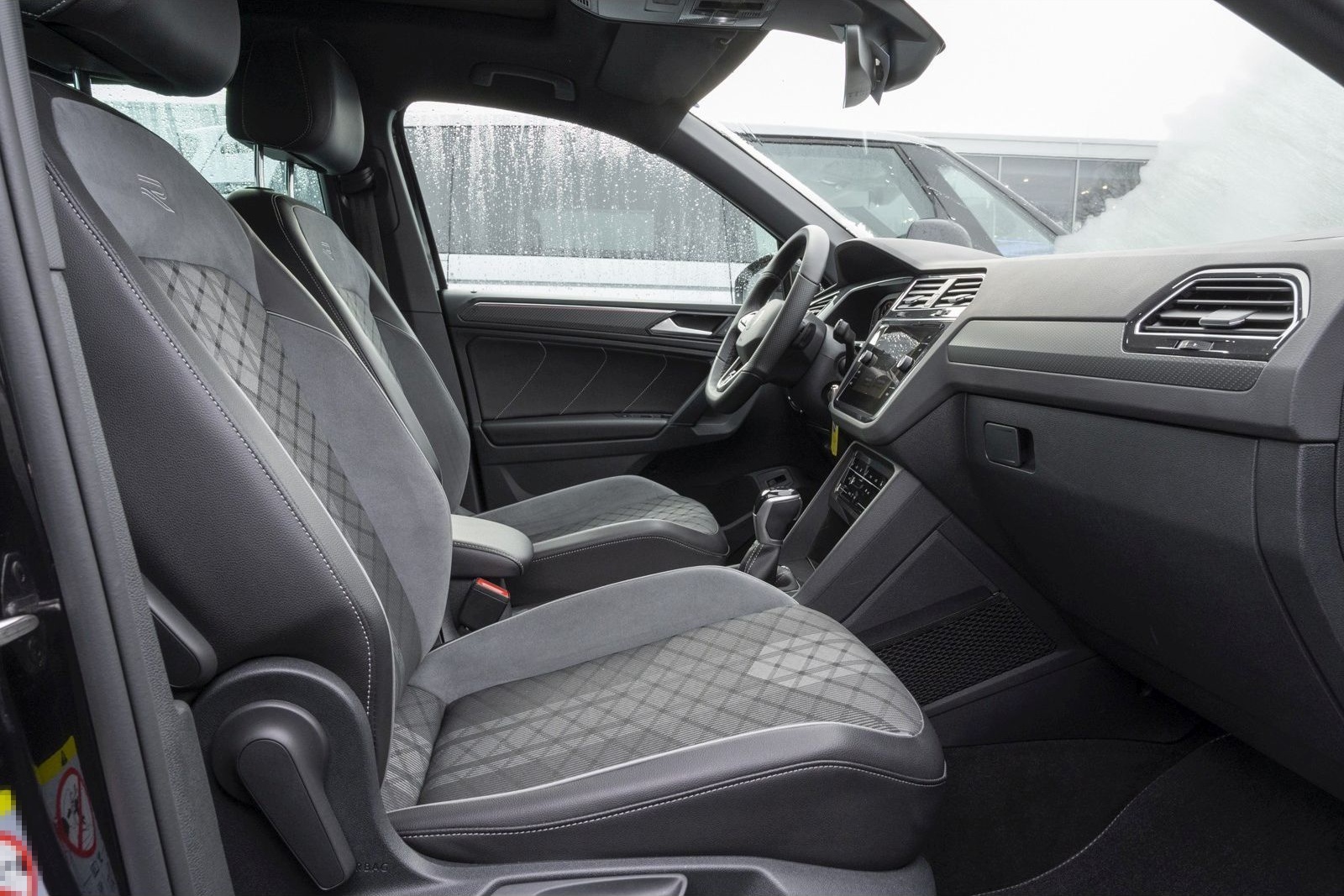 Volkswagen Tiguan 1.5 TSI DSG R Line Pano, AHK, Kamera, Mat foto 8