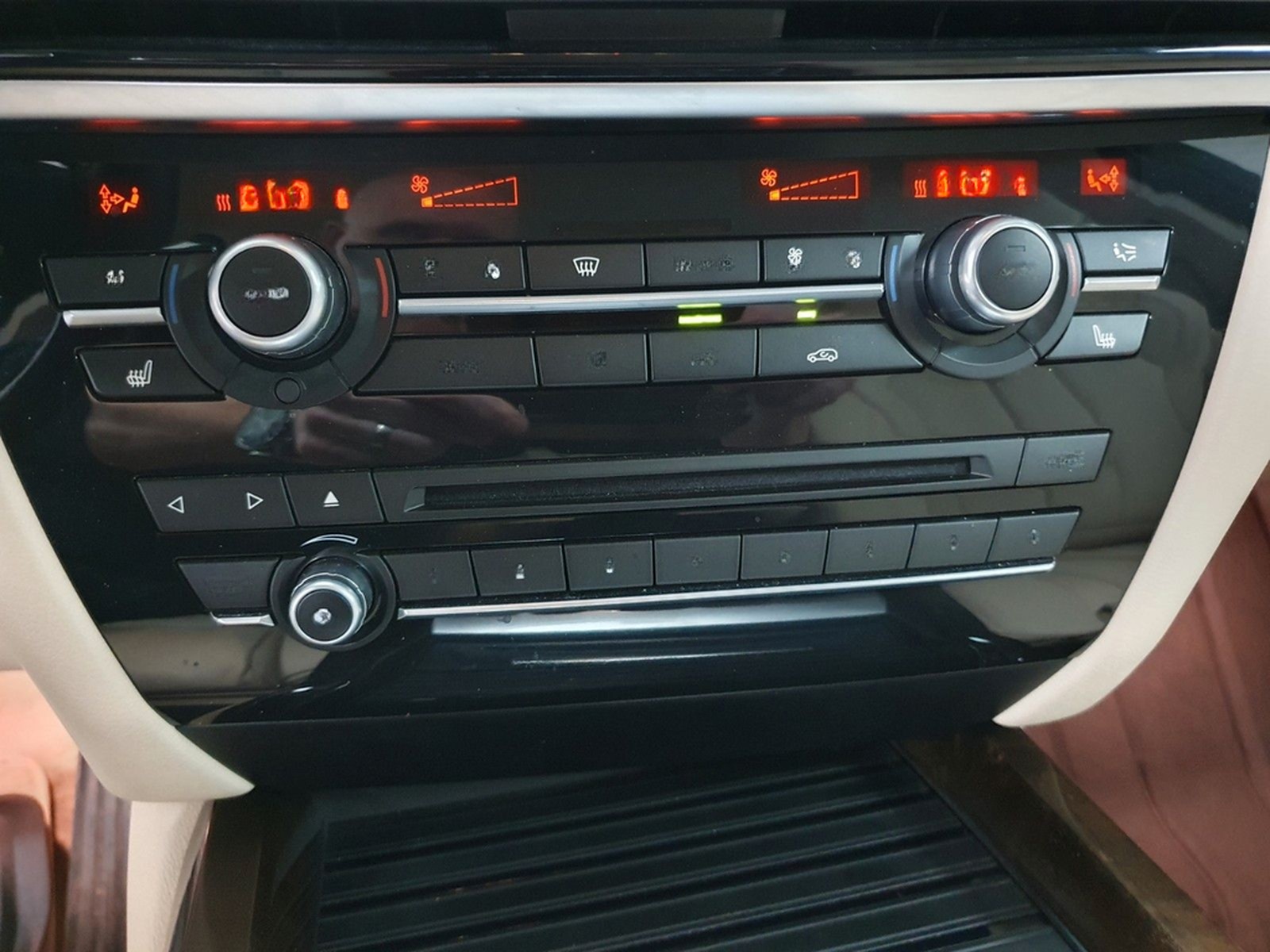 BMW X5 xDrive 50 i*RFK*NAVI*XENON*AC*HUD*LMF*1H*AHK* foto 36