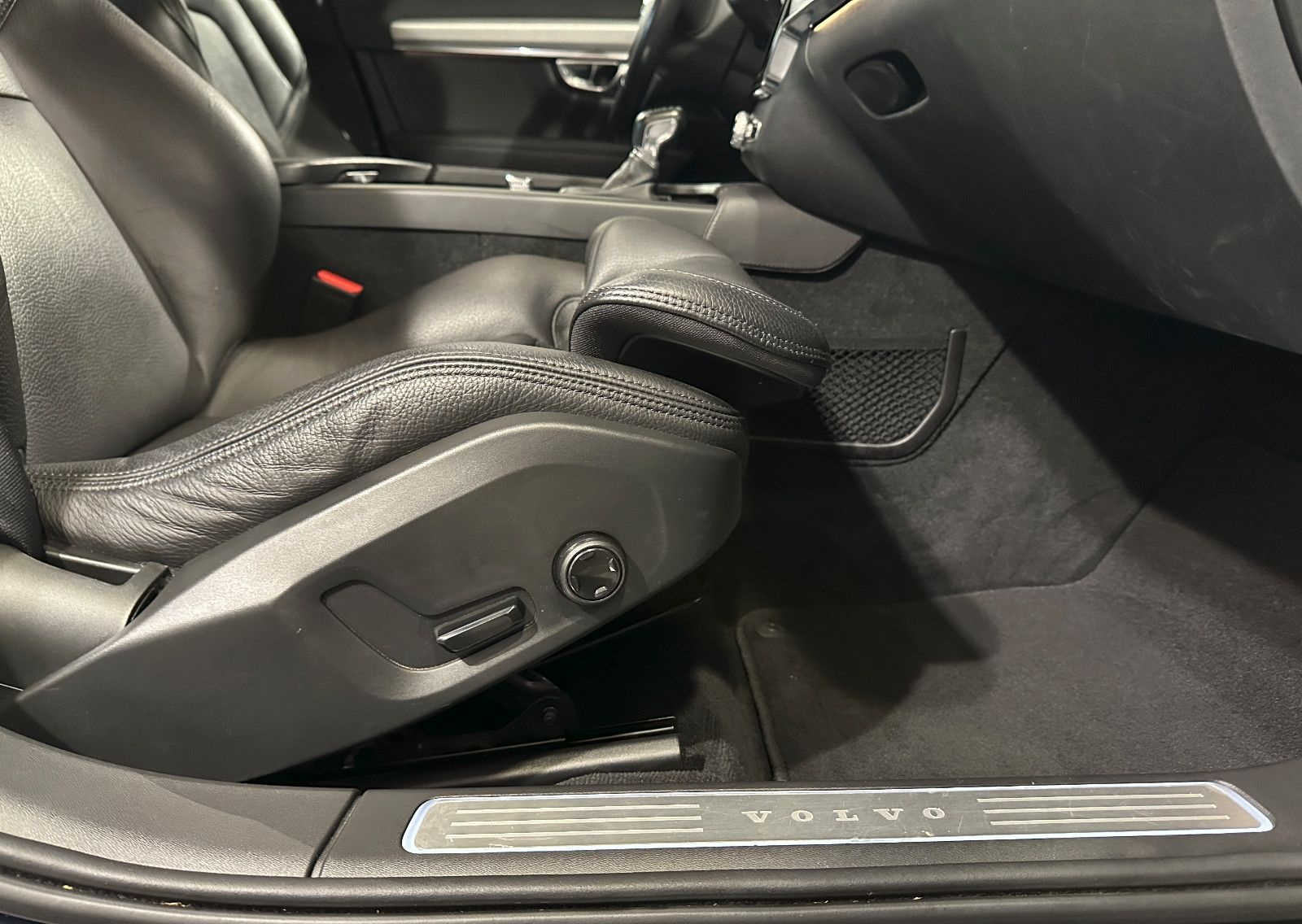 Volvo V90 Kombi AWD*MOMENTUM*LED-R.KAM-ST.H-MEMO-LEDER foto 16