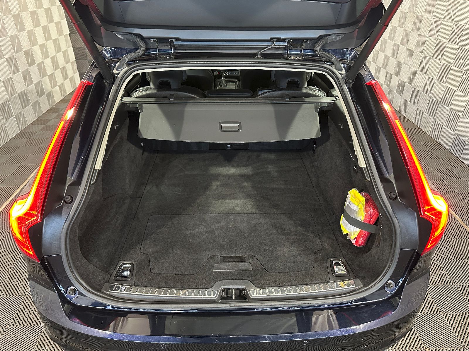 Volvo V90 Kombi AWD*MOMENTUM*LED-R.KAM-ST.H-MEMO-LEDER foto 5