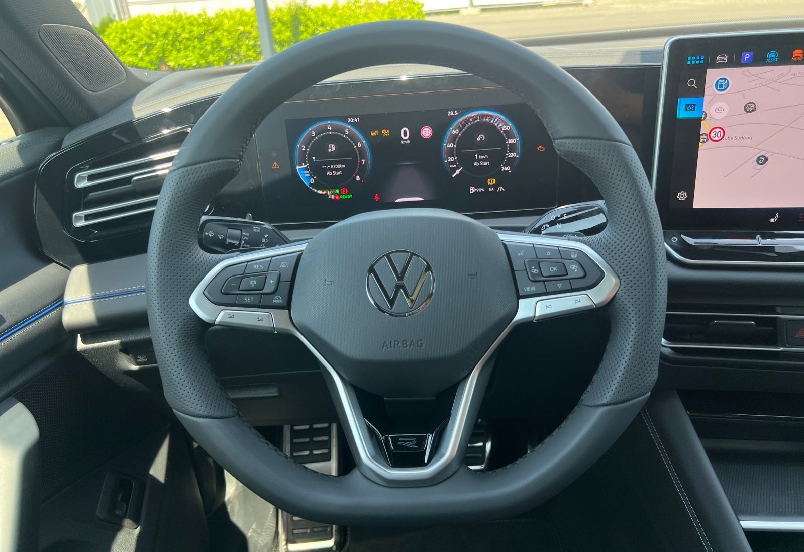 Volkswagen Tiguan R-Line 1.5 l eTSI OPF DSG AHK ACC Pano Di foto 11