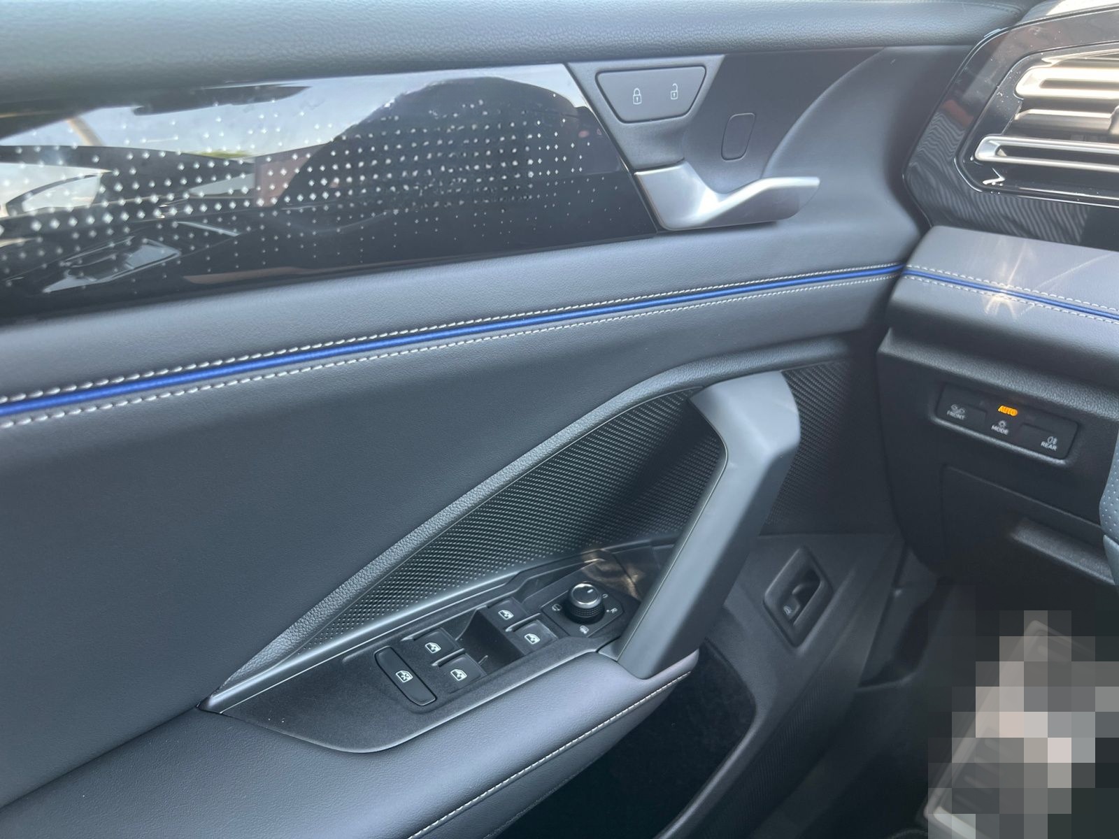 Volkswagen Tiguan R-Line 1.5 l eTSI OPF DSG AHK ACC Pano Di foto 12