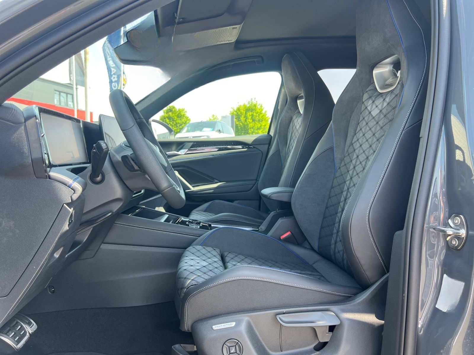 Volkswagen Tiguan R-Line 1.5 l eTSI OPF DSG AHK ACC Pano Di foto 13