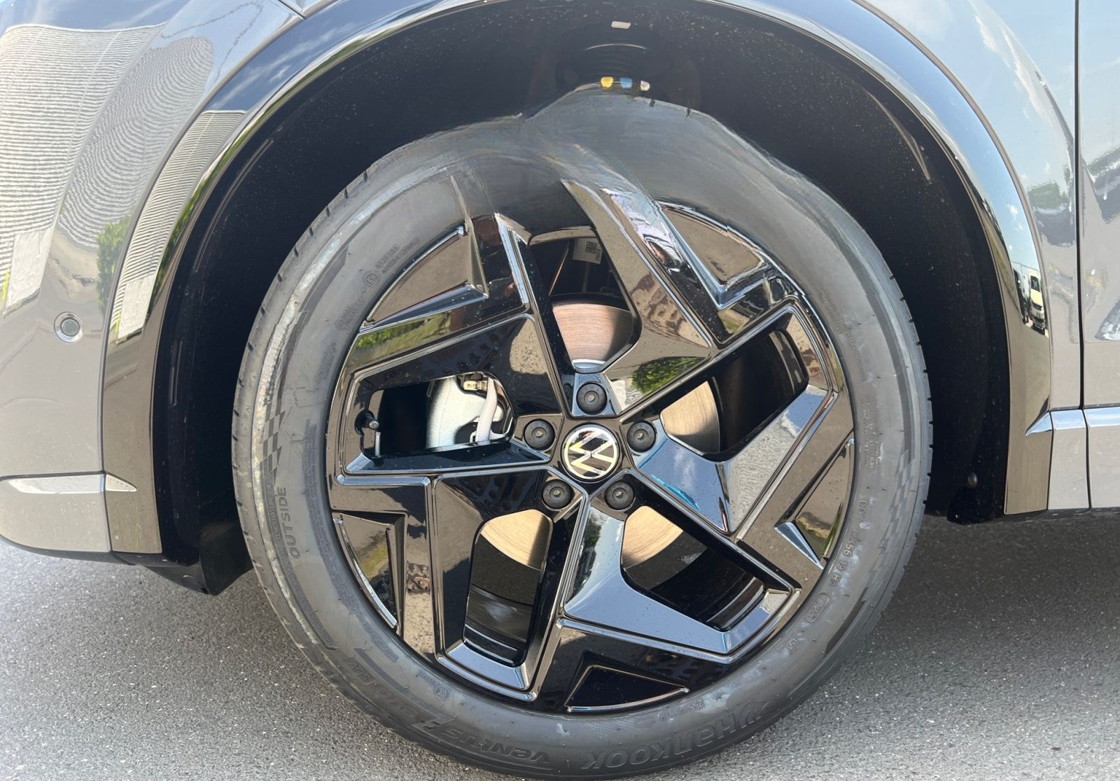 Volkswagen Tiguan R-Line 1.5 l eTSI OPF DSG AHK ACC Pano Di foto 14