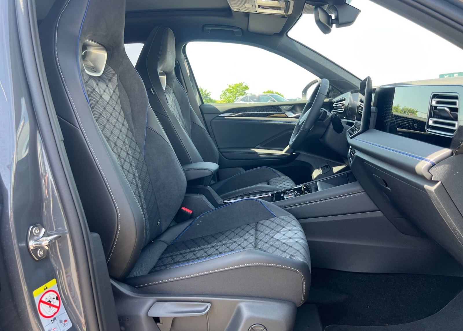 Volkswagen Tiguan R-Line 1.5 l eTSI OPF DSG AHK ACC Pano Di foto 6