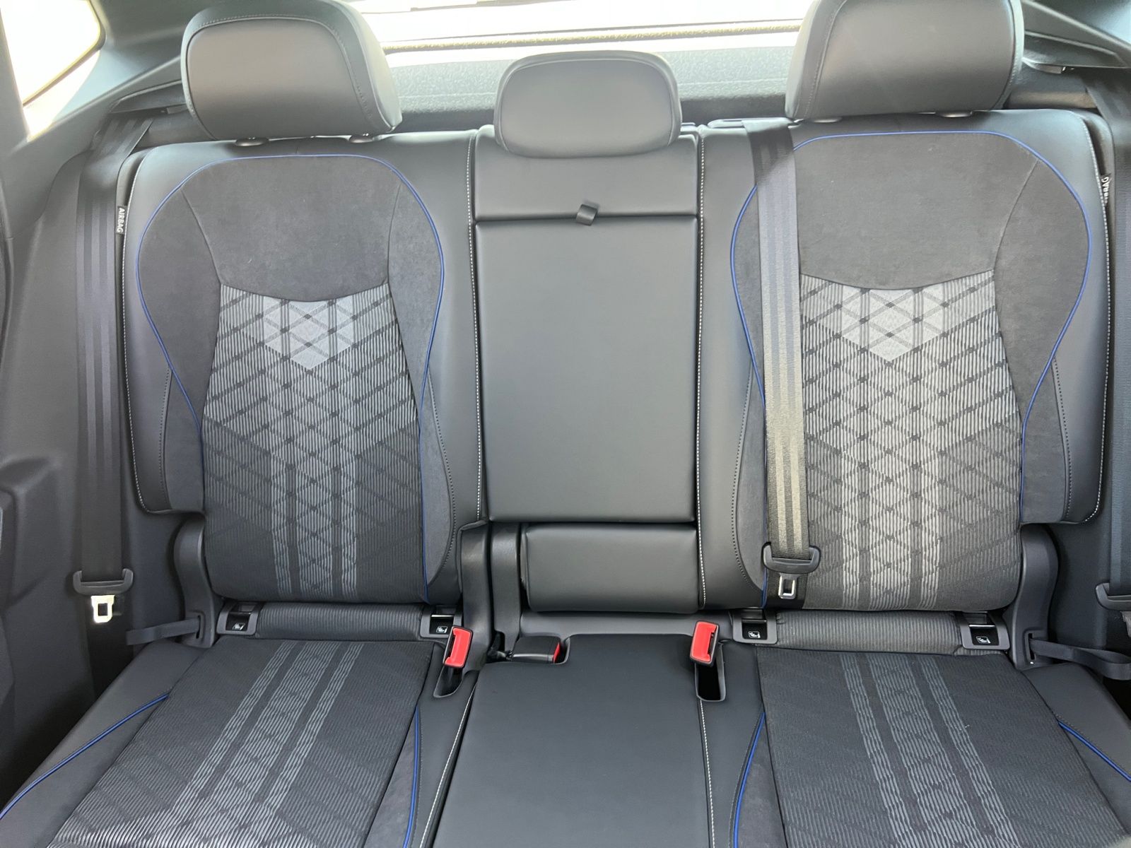 Volkswagen Tiguan R-Line 1.5 l eTSI OPF DSG AHK ACC Pano Di foto 7