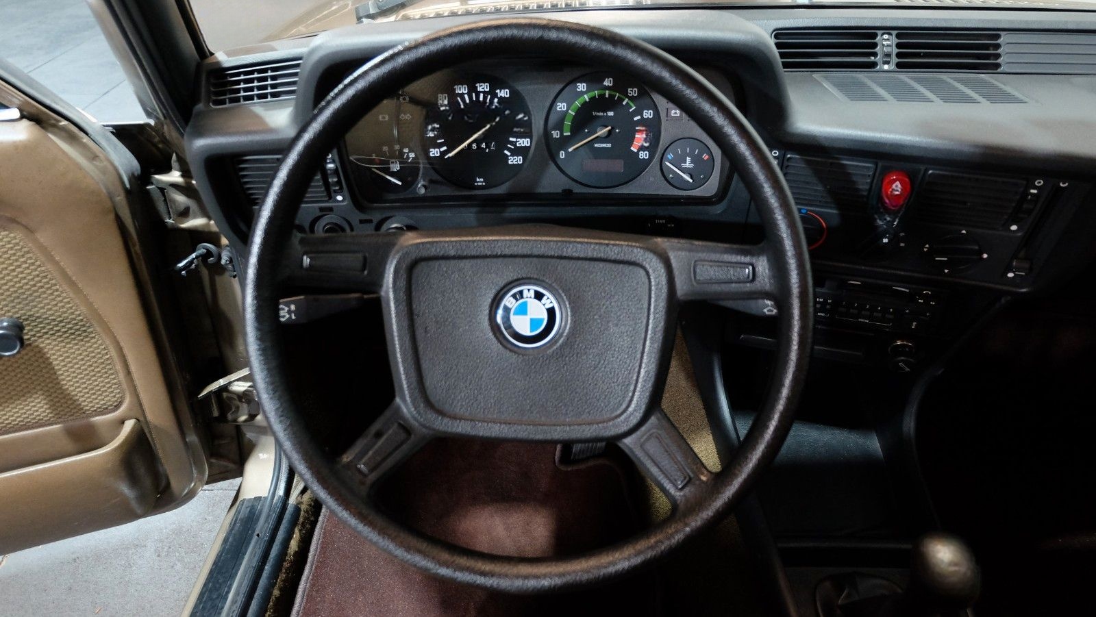 BMW 323i, 5-Gang-Getriebe! foto 5