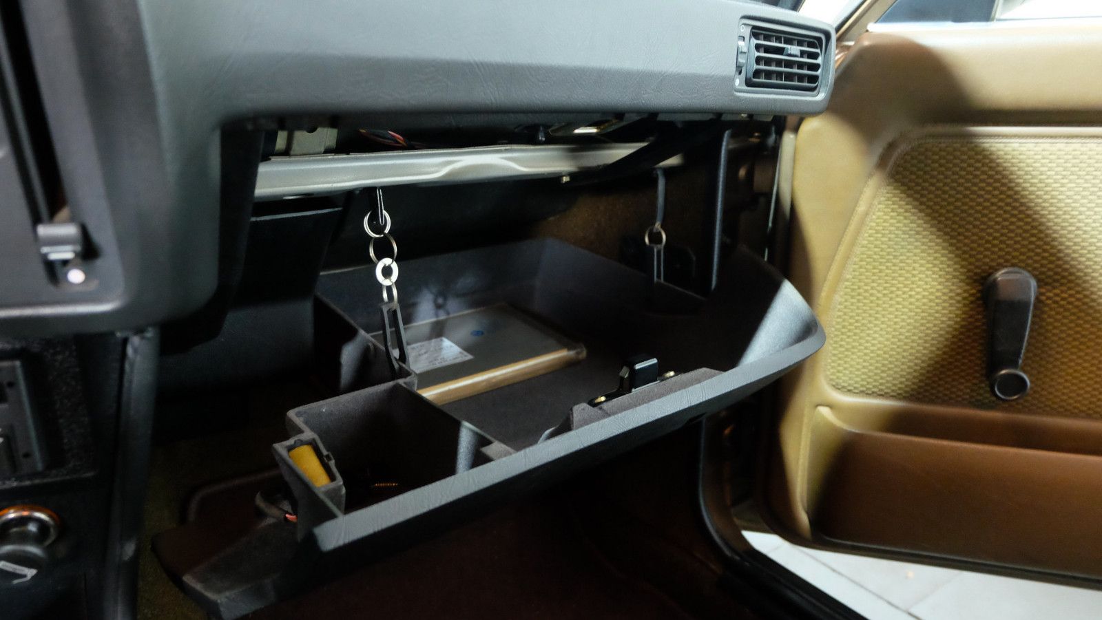 BMW 323i, 5-Gang-Getriebe! foto 9
