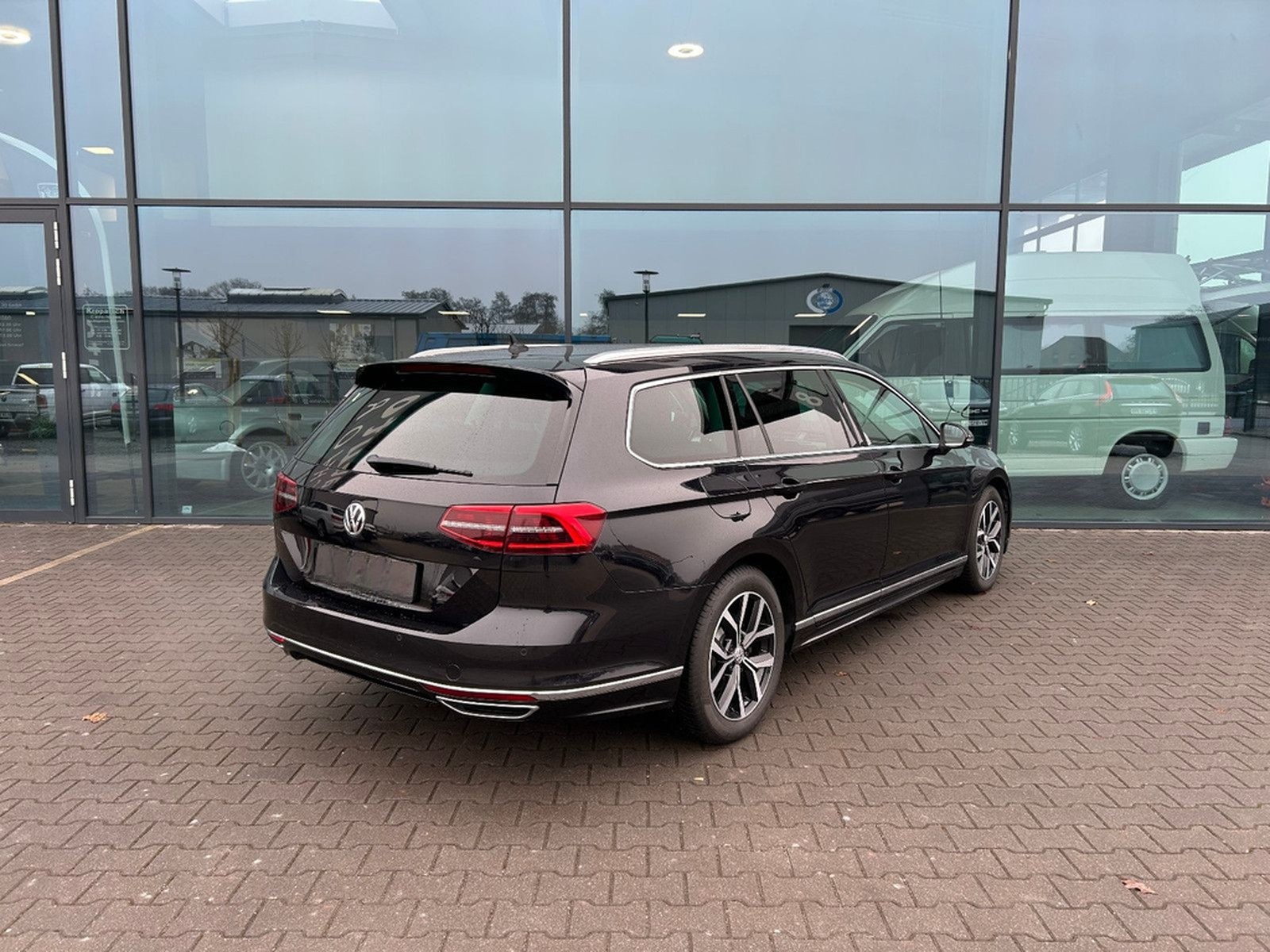 Volkswagen Passat Variant 2.0 TDI R-Line DSG ACC LED 360° foto 2