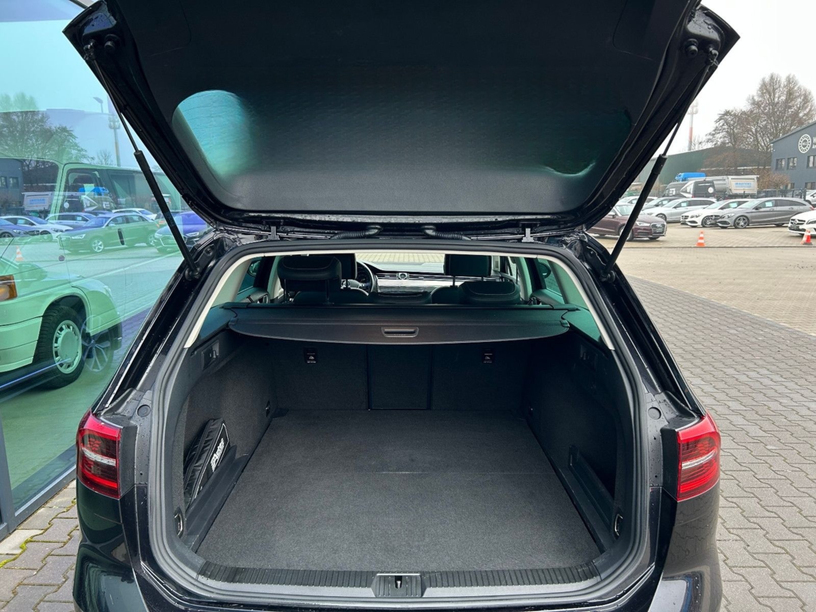 Volkswagen Passat Variant 2.0 TDI R-Line DSG ACC LED 360° foto 16