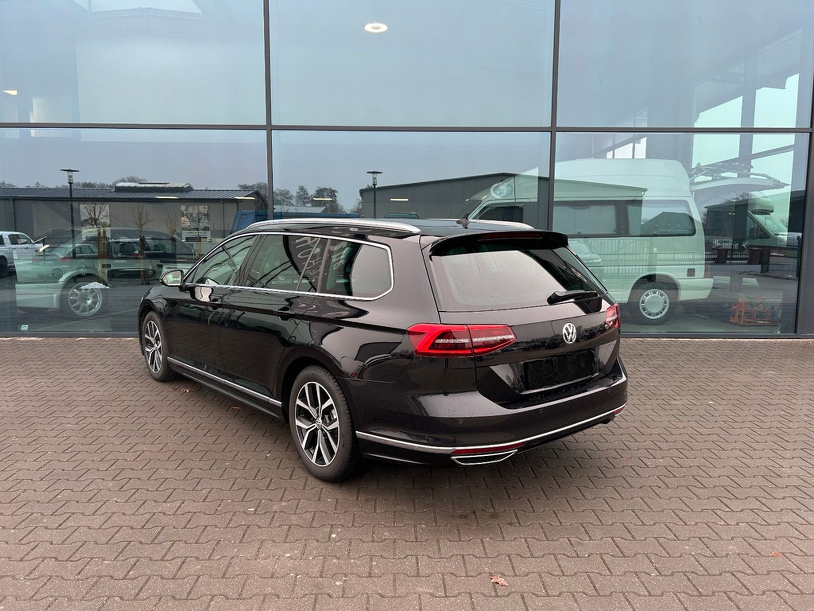Volkswagen Passat Variant 2.0 TDI R-Line DSG ACC LED 360° foto 4