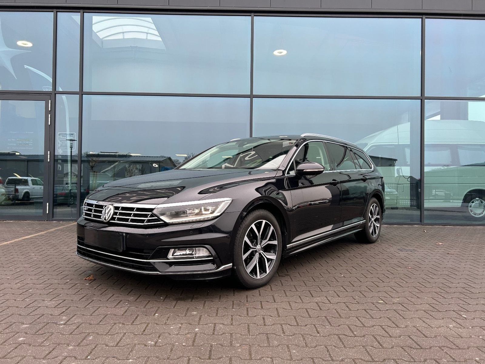 Volkswagen Passat Variant 2.0 TDI R-Line DSG ACC LED 360° foto 32