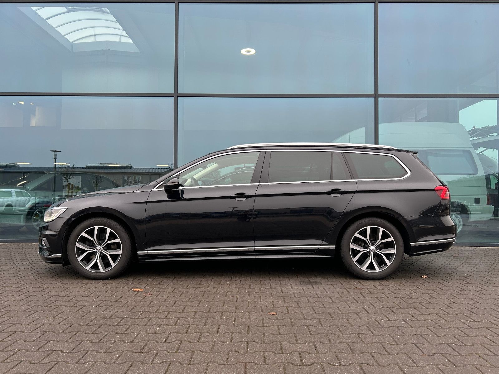 Volkswagen Passat Variant 2.0 TDI R-Line DSG ACC LED 360° foto 36