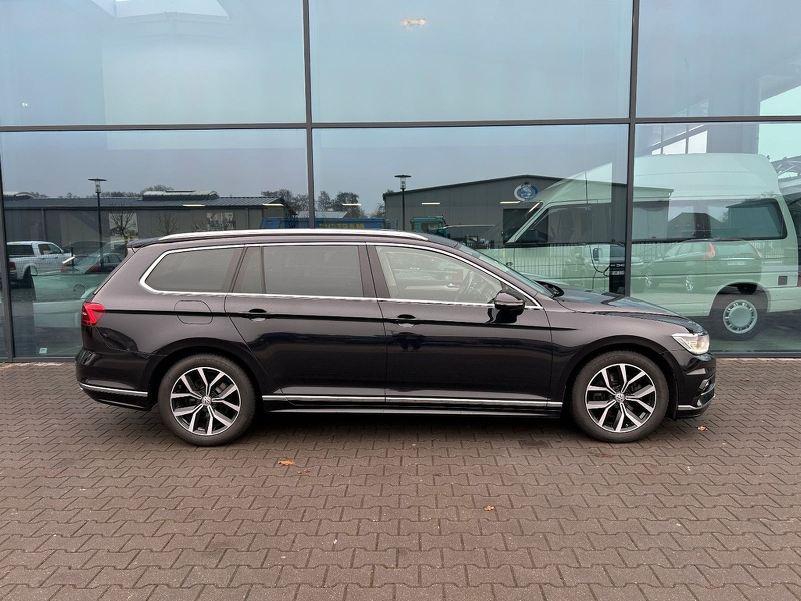Volkswagen Passat Variant 2.0 TDI R-Line DSG ACC LED 360° foto 6