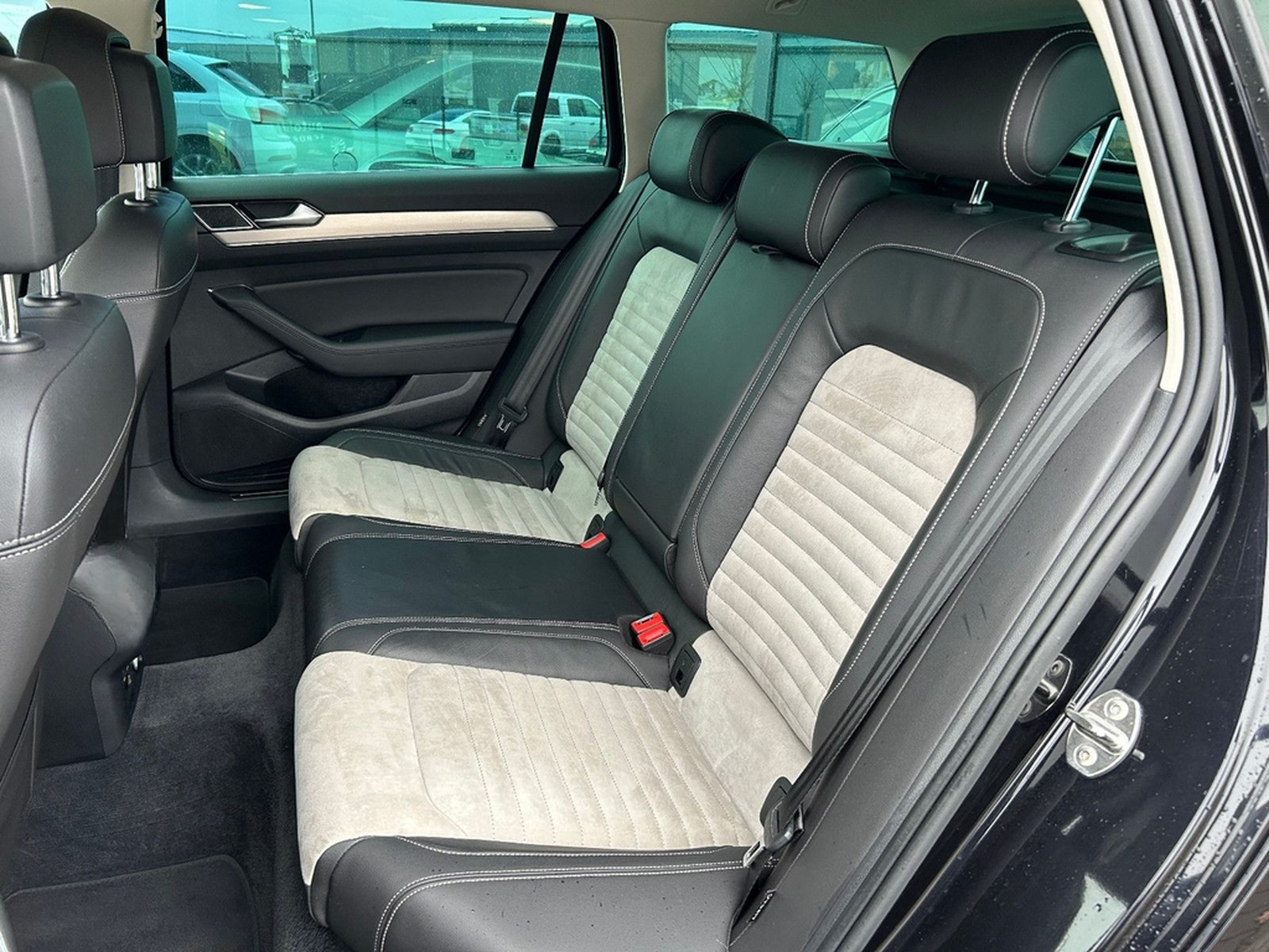 Volkswagen Passat Variant 2.0 TDI R-Line DSG ACC LED 360° foto 10