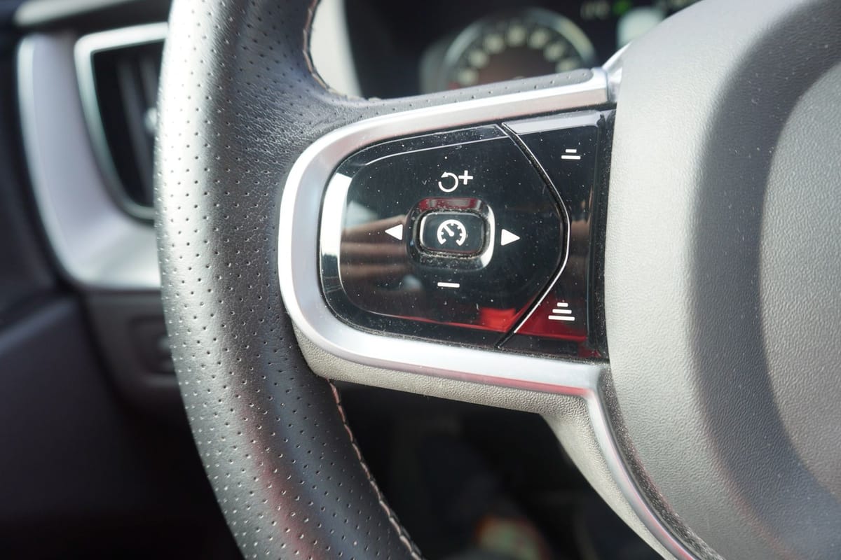 Volvo XC60 2.0 R Design AWD HarmanKardon ACC LED AHK foto 19