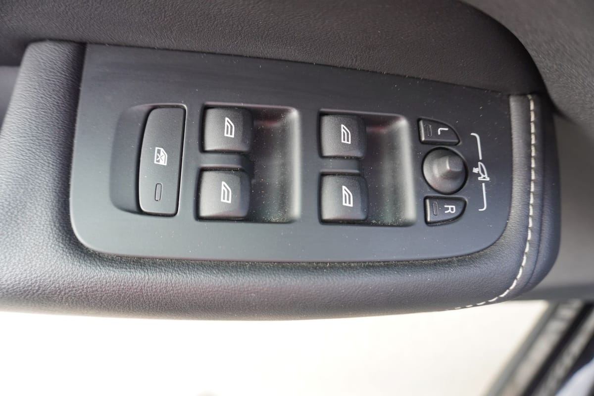 Volvo XC60 2.0 R Design AWD HarmanKardon ACC LED AHK foto 24