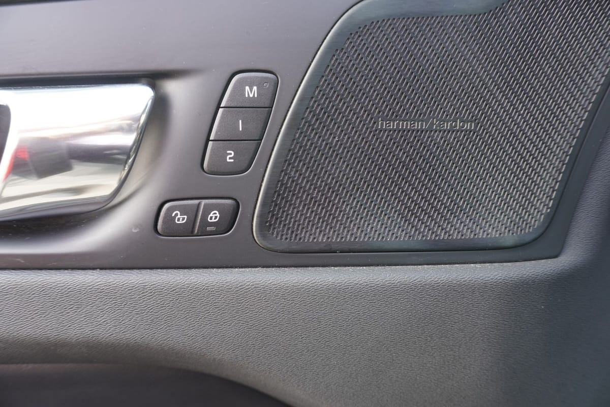 Volvo XC60 2.0 R Design AWD HarmanKardon ACC LED AHK foto 25