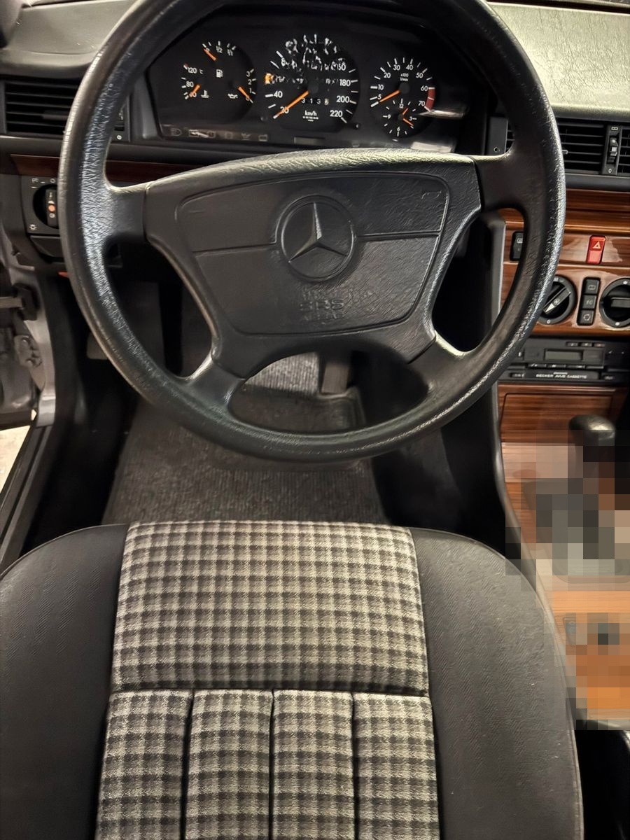 Mercedes-Benz 230E / E230 / W124 foto 12