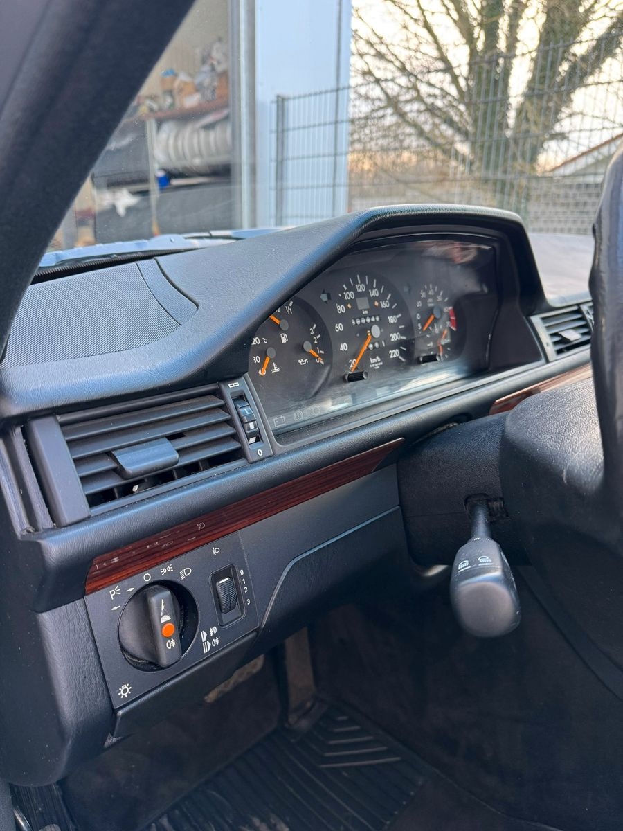 Mercedes-Benz 230E / E230 / W124 foto 14